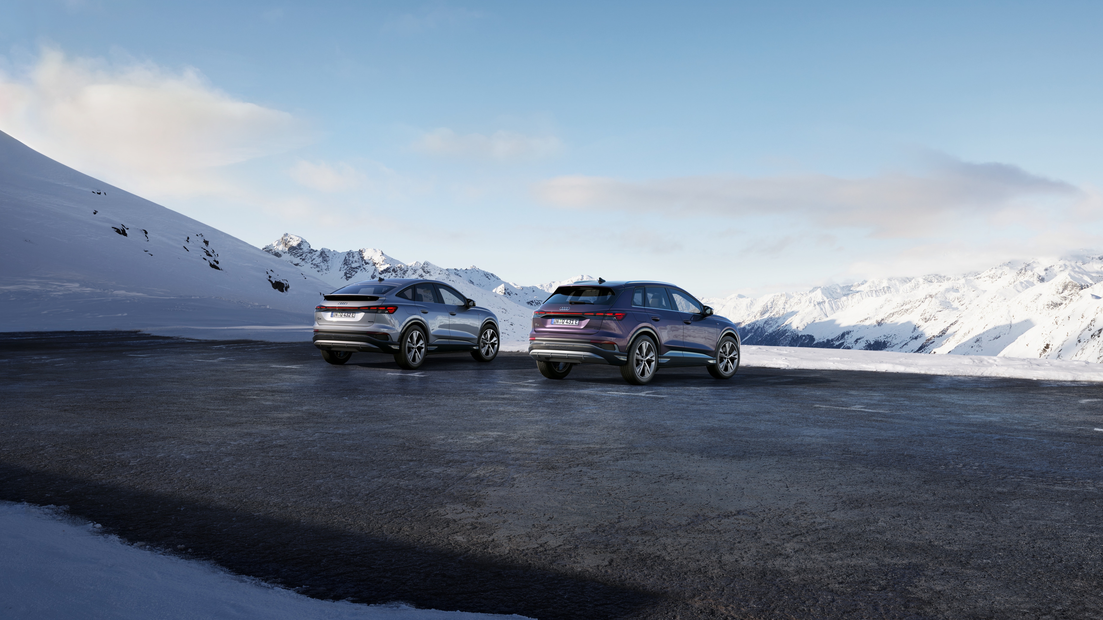 Q4 Sportback e-tron ved siden av Q4 e-tron i SUV-modellen.