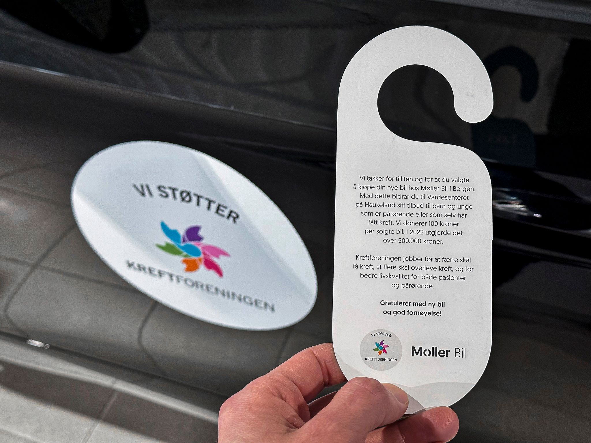 I alle biler som utleveres er det informasjon om samarbeidet med Kreftforeningen. 