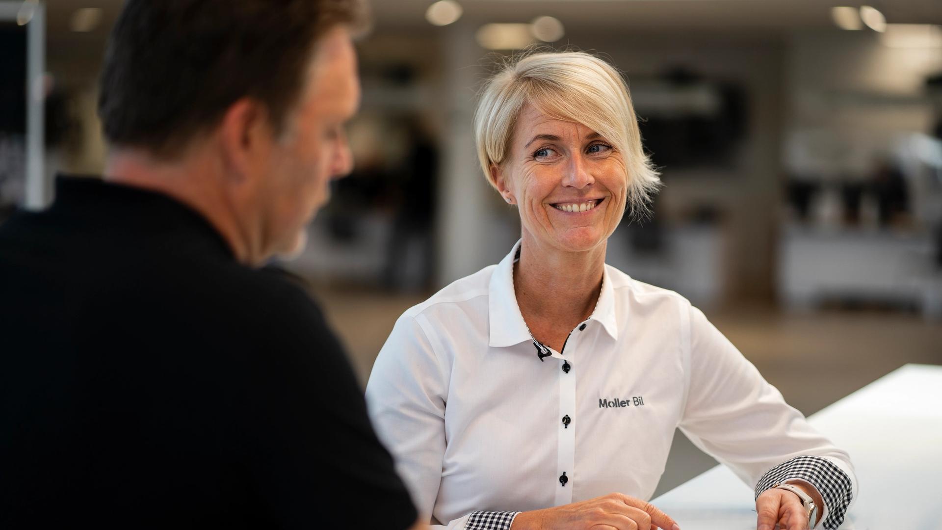 En Møller Bil ,ansatt som hjelper kunde