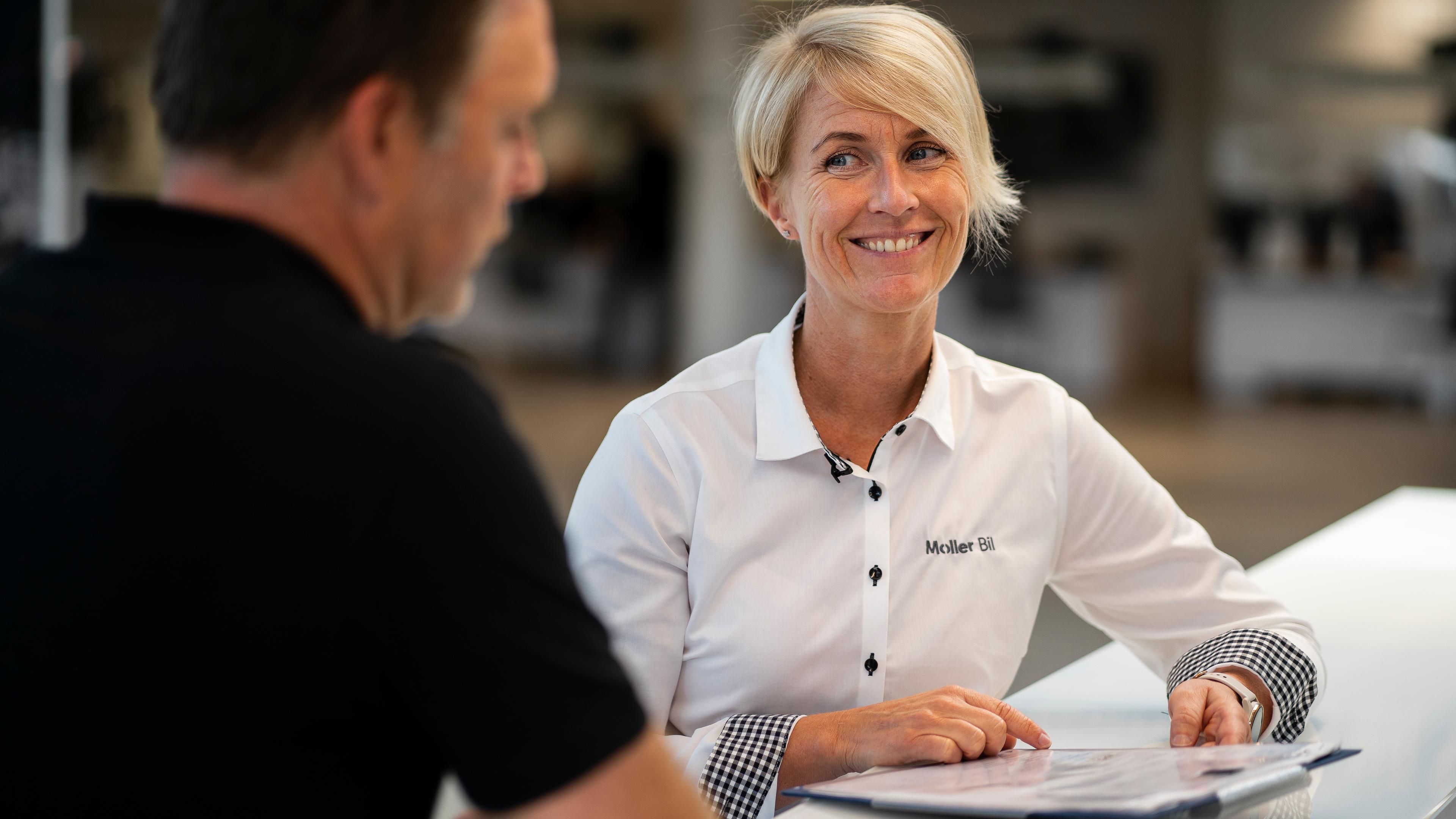 Servicemedarbeider som snakker med kunde