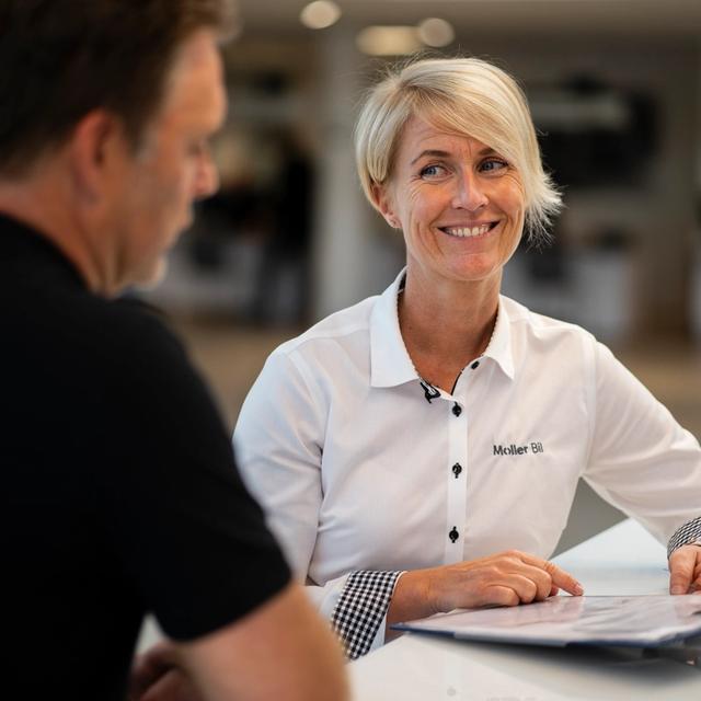 Servicemedarbeider som snakker med kunde