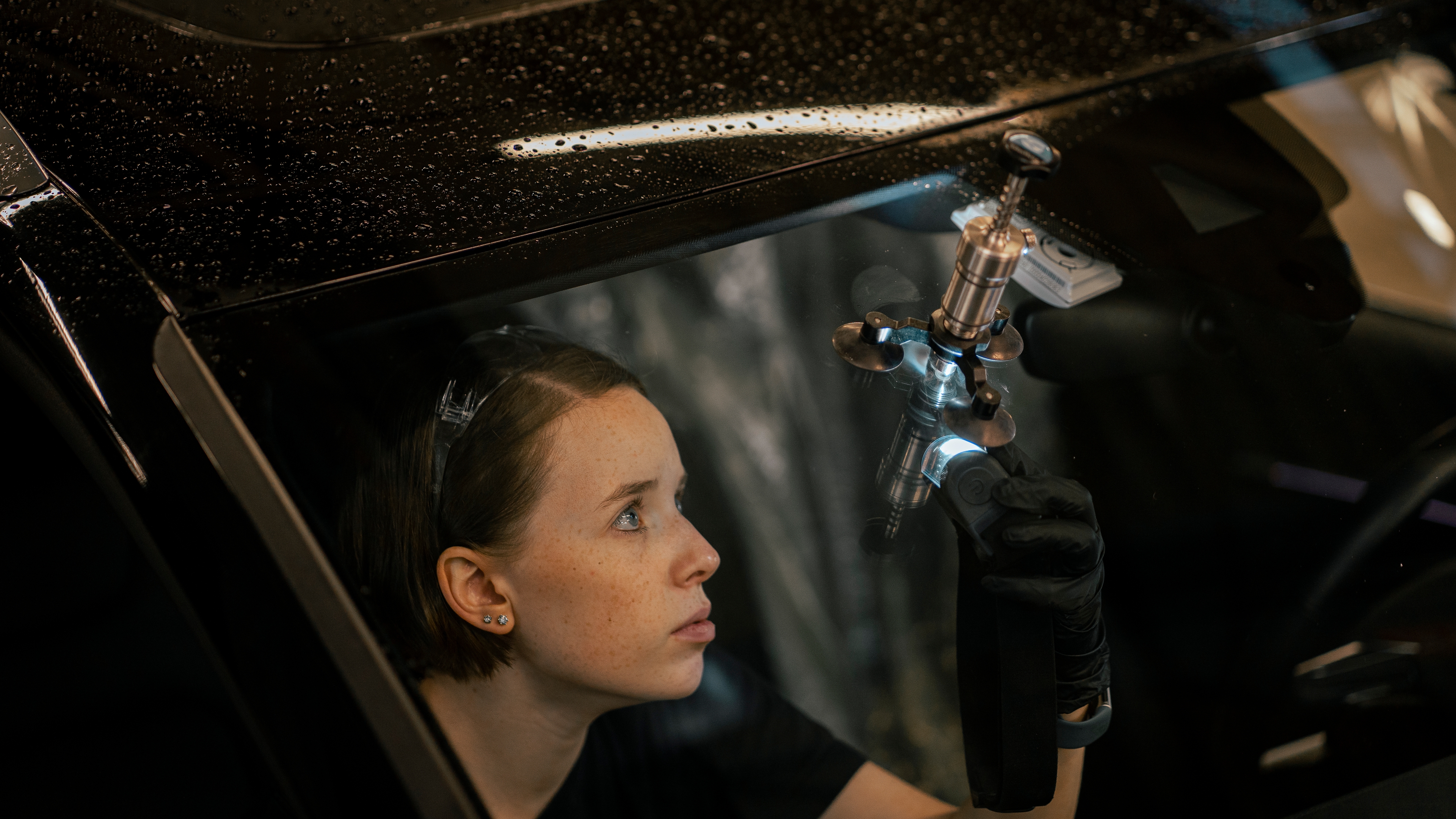 Mekaniker Malin Mjelde reparerer frontruter ukentlig.