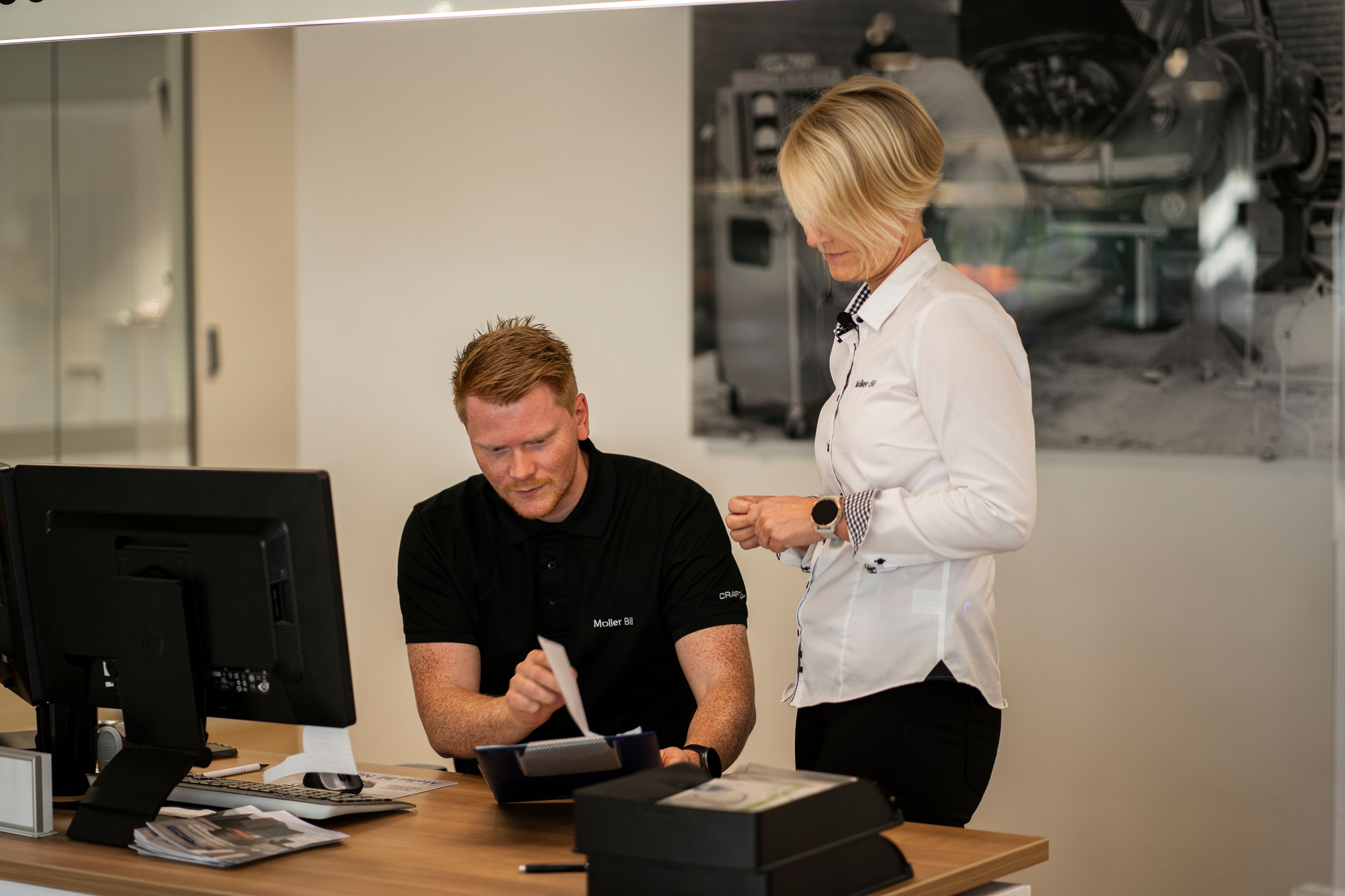 Servicelederne hos Møller Bil hjelper mange kunder hver eneste dag.