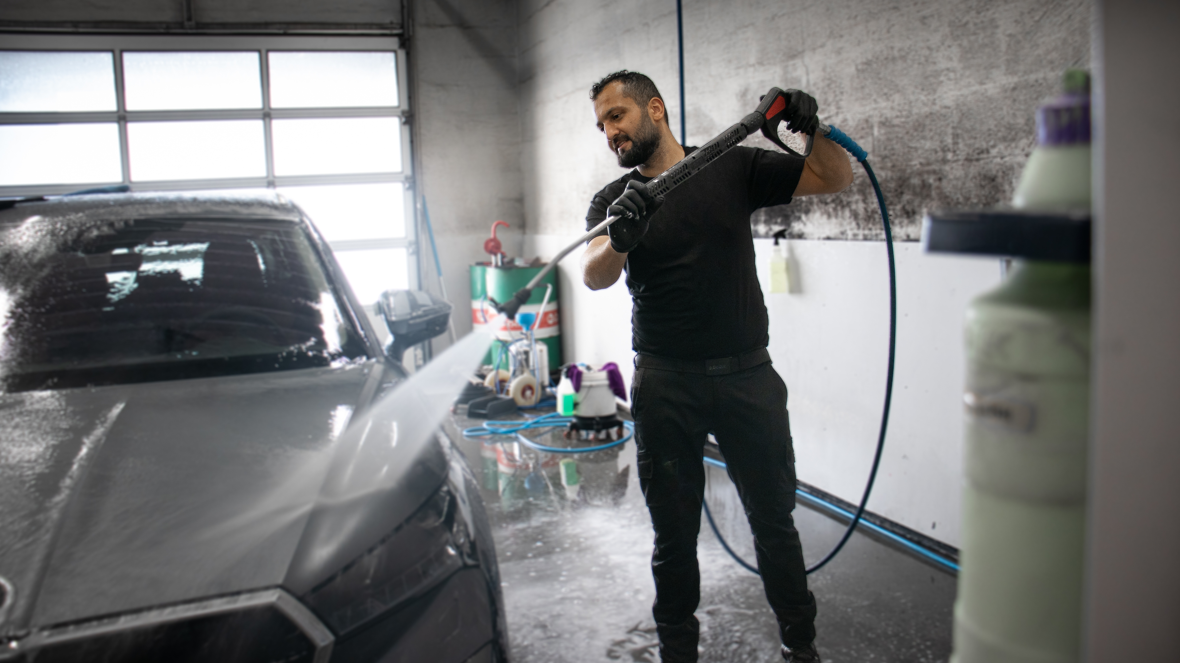Klargjører spyler bilen før bilvask