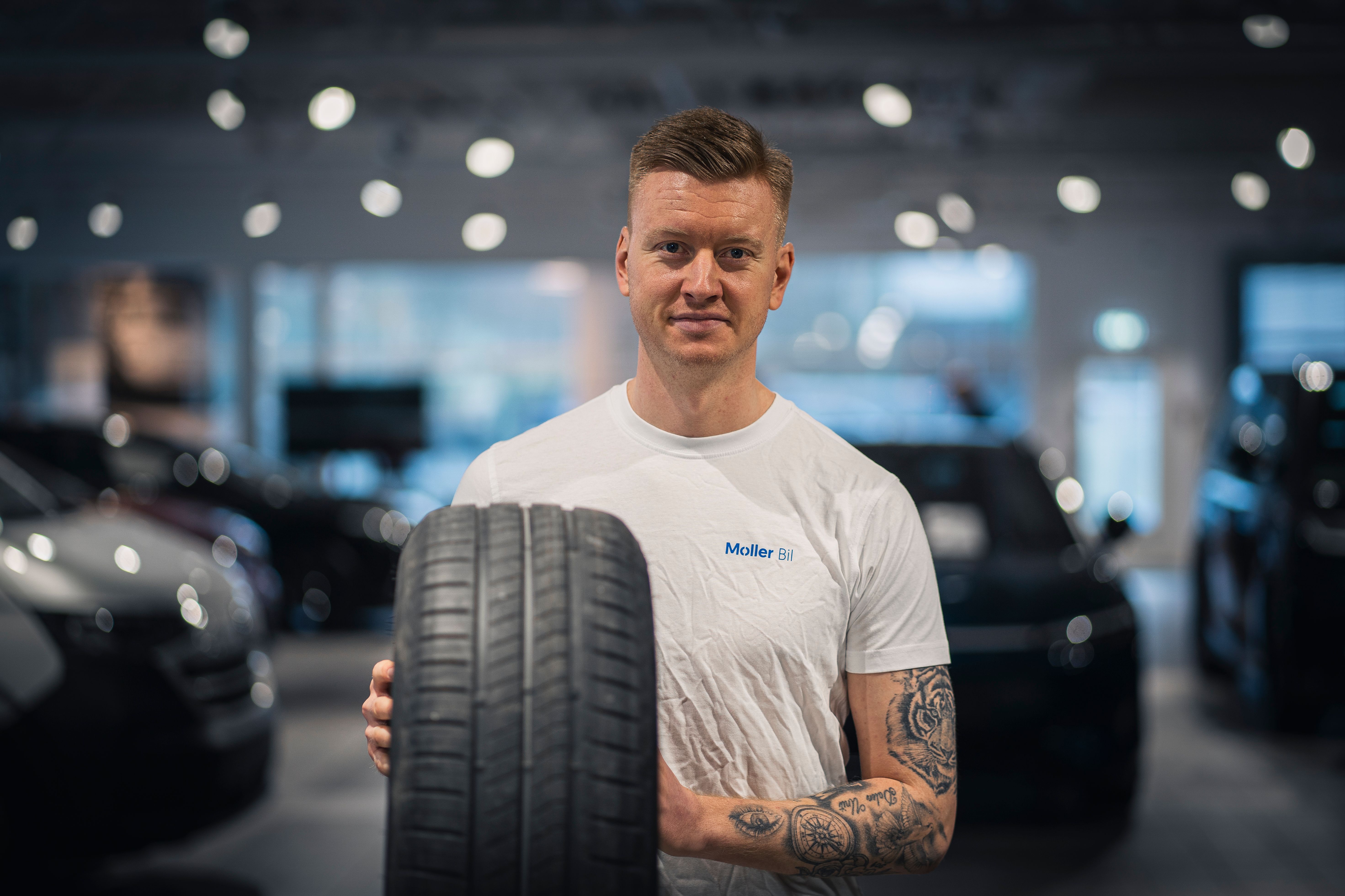 Møller Bil ansatt som holder et dekk