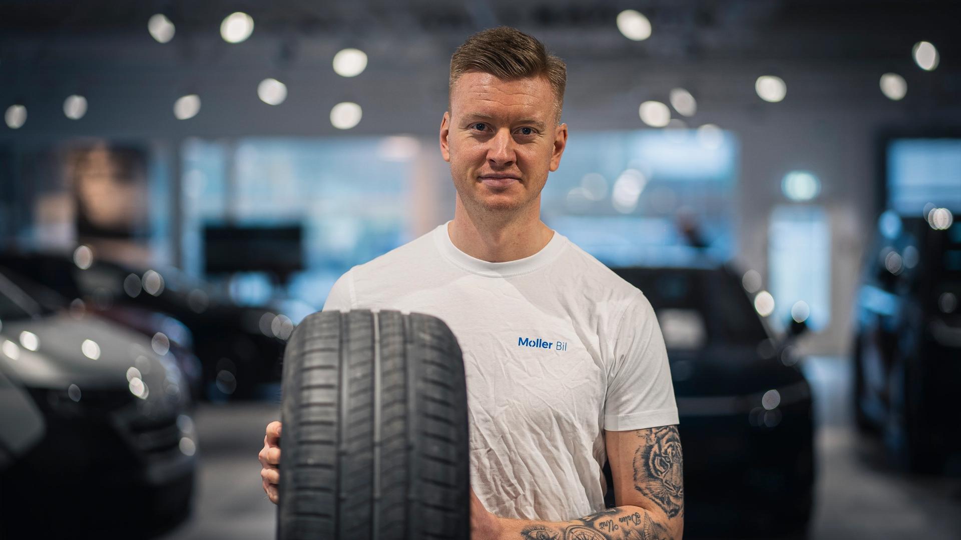 Møller Bil ansatt som holder et dekk