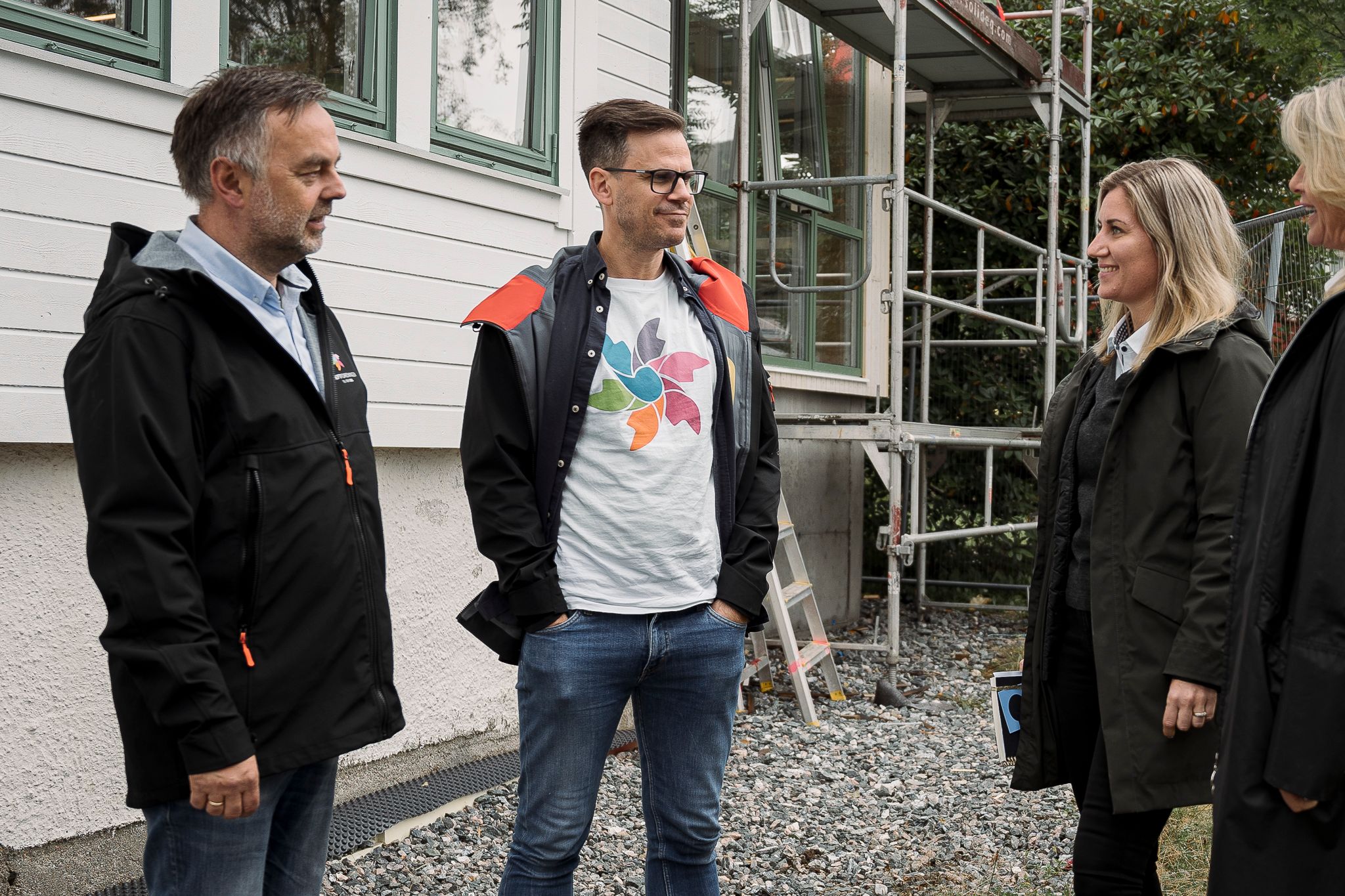 Kreftforeningen og Møller Bil i samtale utenfor Vardesenteret i Bergen rett før åpningen i fjor.