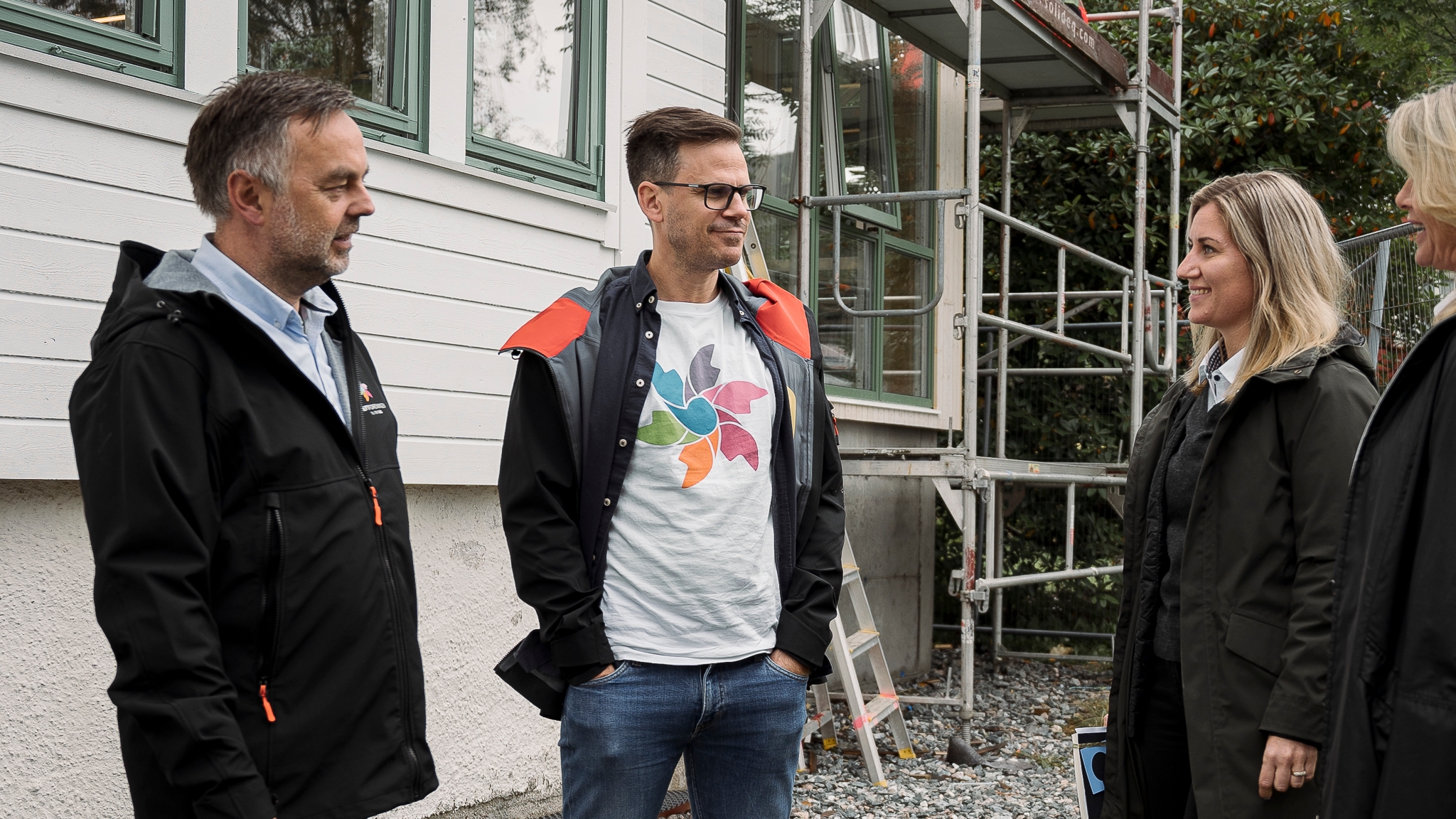 Kreftforeningen og Møller Bil i samtale utenfor Vardesenteret i Bergen rett før åpningen i fjor.