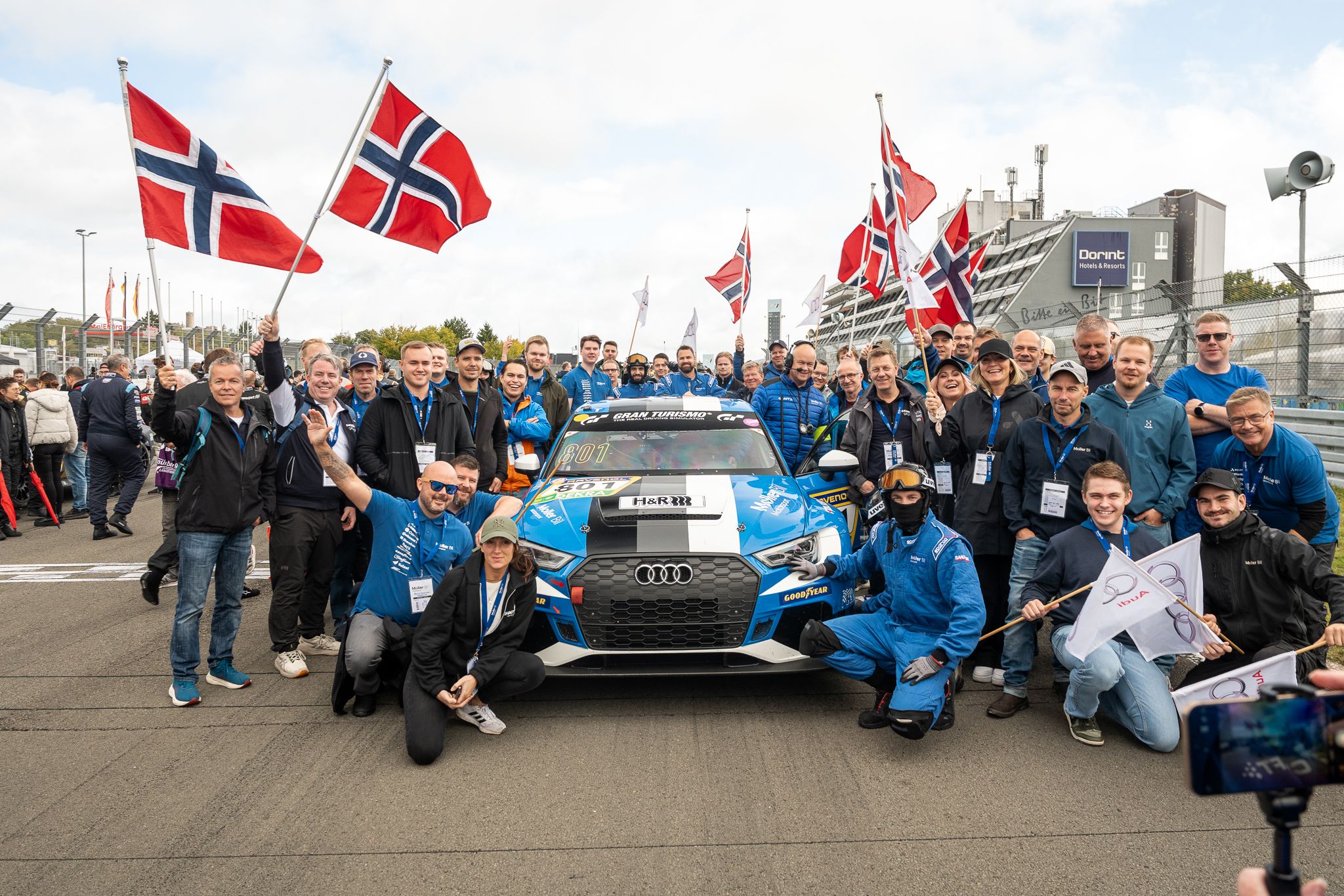 En stor heiagjeng fra Møller Bils forhandlere og samarbeidspartnere gir alltid god energi på løpene i Tyskland.