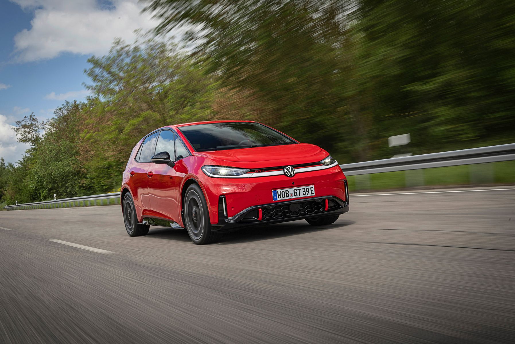 ID.3 GTI blir tilgjengelig i fargene Tornado Red (avbildet), Moonstone Grey, Scale Silver metallic, Grenadilla Black metallic og Glacier White metallic. 
