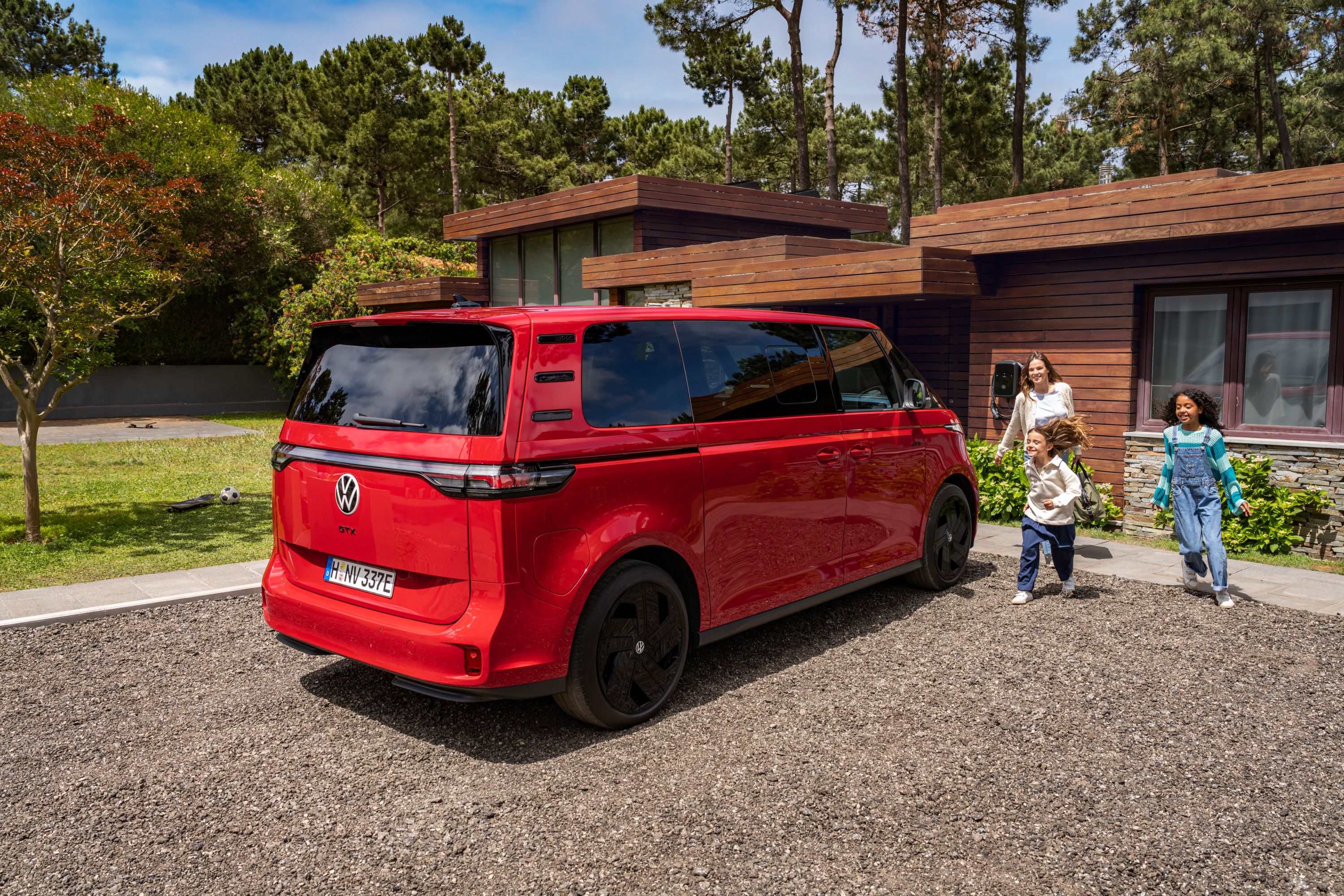 ID. Buzz GTX byr også på sportslige detaljer. Her i fargen Cherry red.