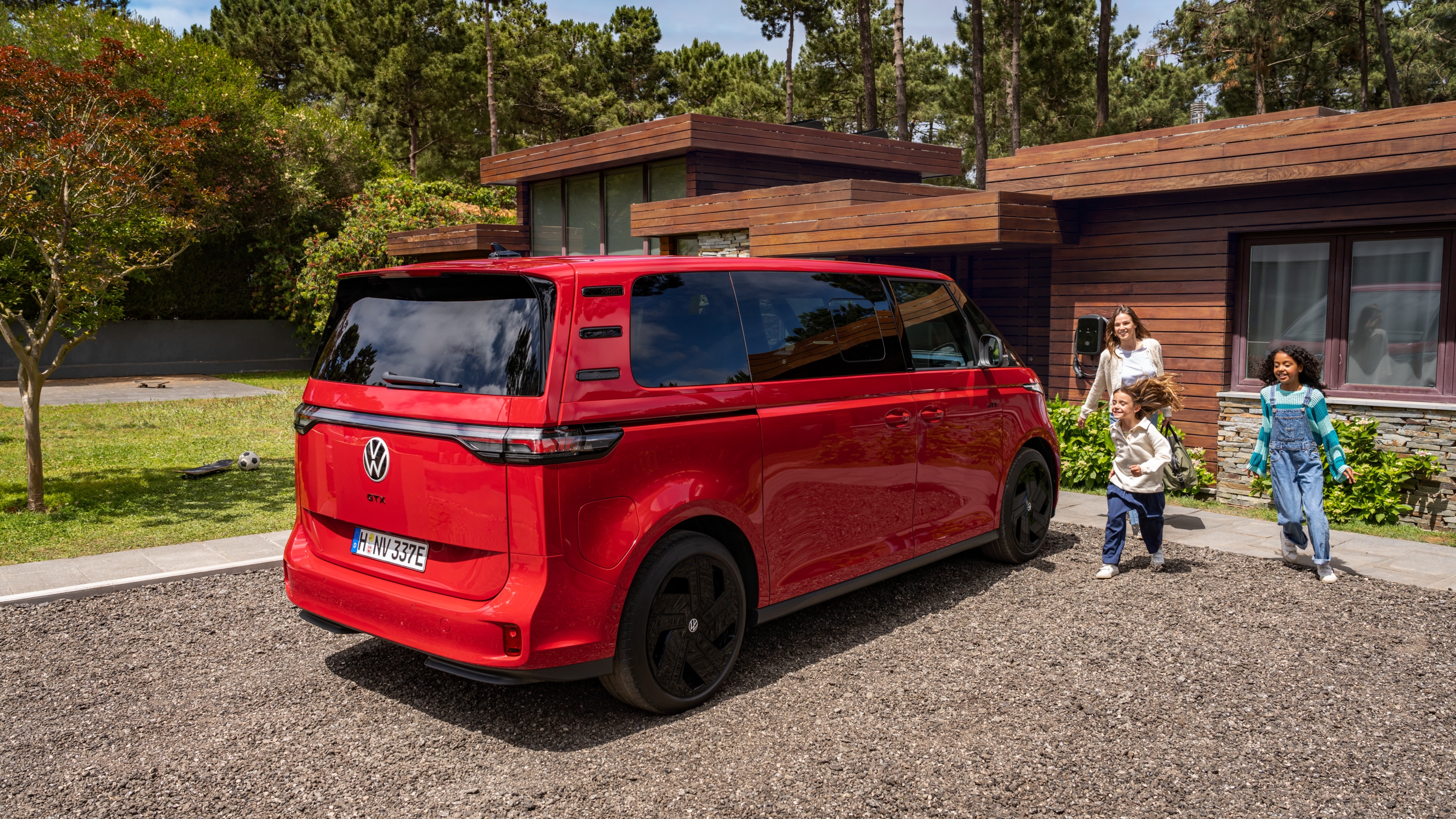 ID. Buzz GTX byr også på sportslige detaljer. Her i fargen Cherry red.