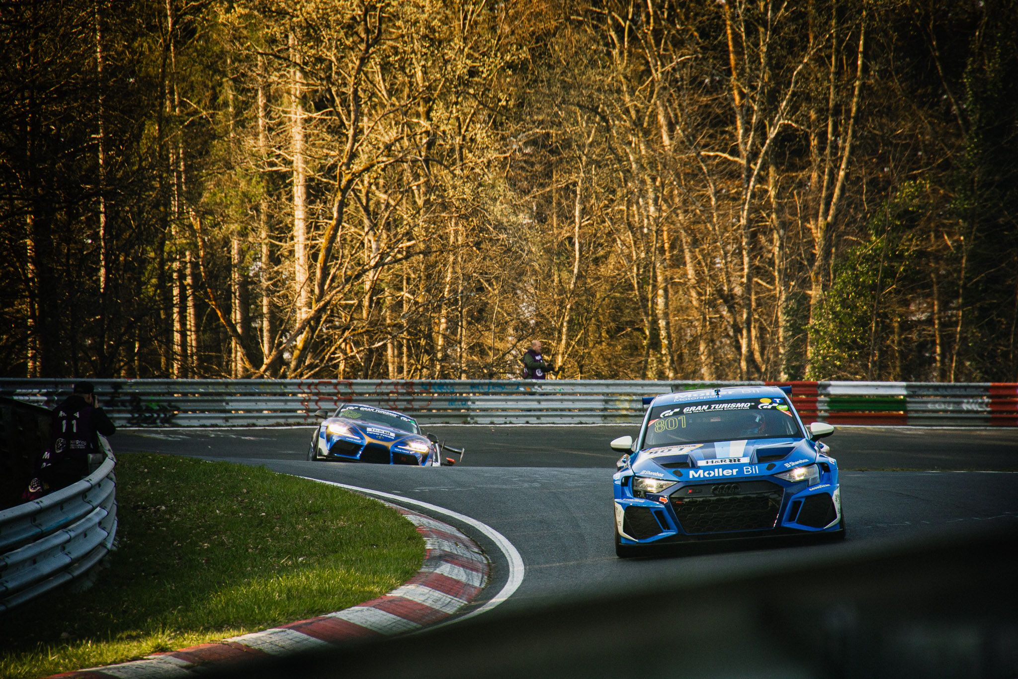 Møller Bils Audi på vei ut av den berømte karusellen på Nürburgring.