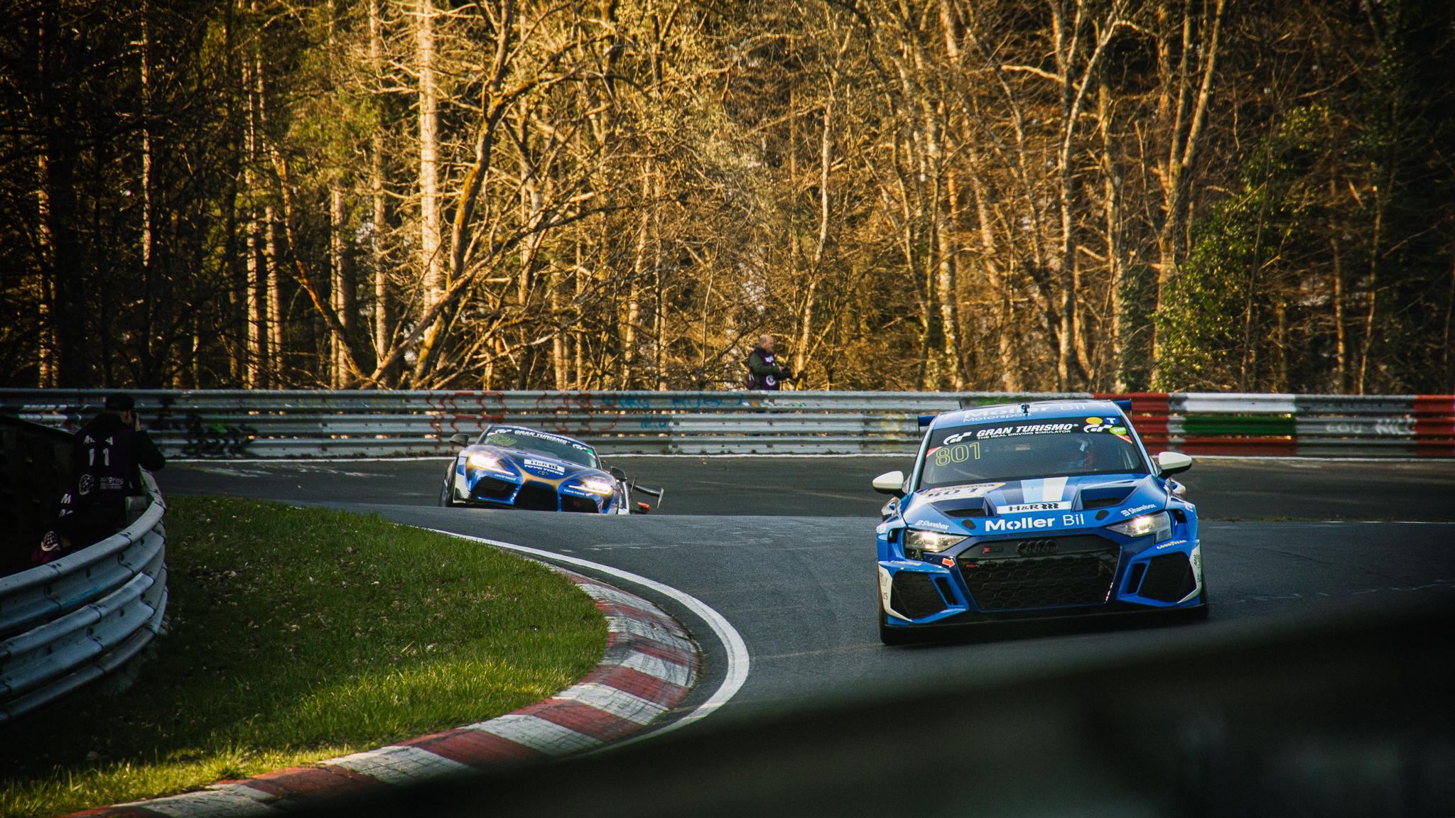 Møller Bils Audi på vei ut av den berømte karusellen på Nürburgring.