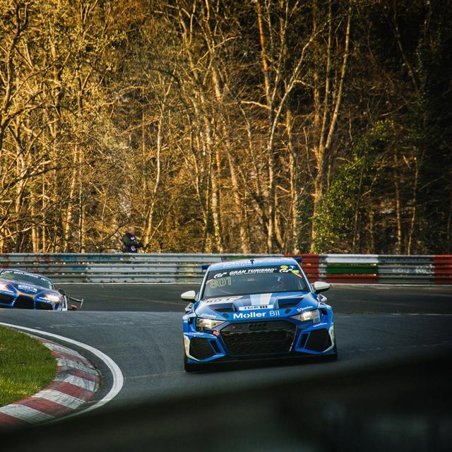 Møller Bils Audi på vei ut av den berømte karusellen på Nürburgring.