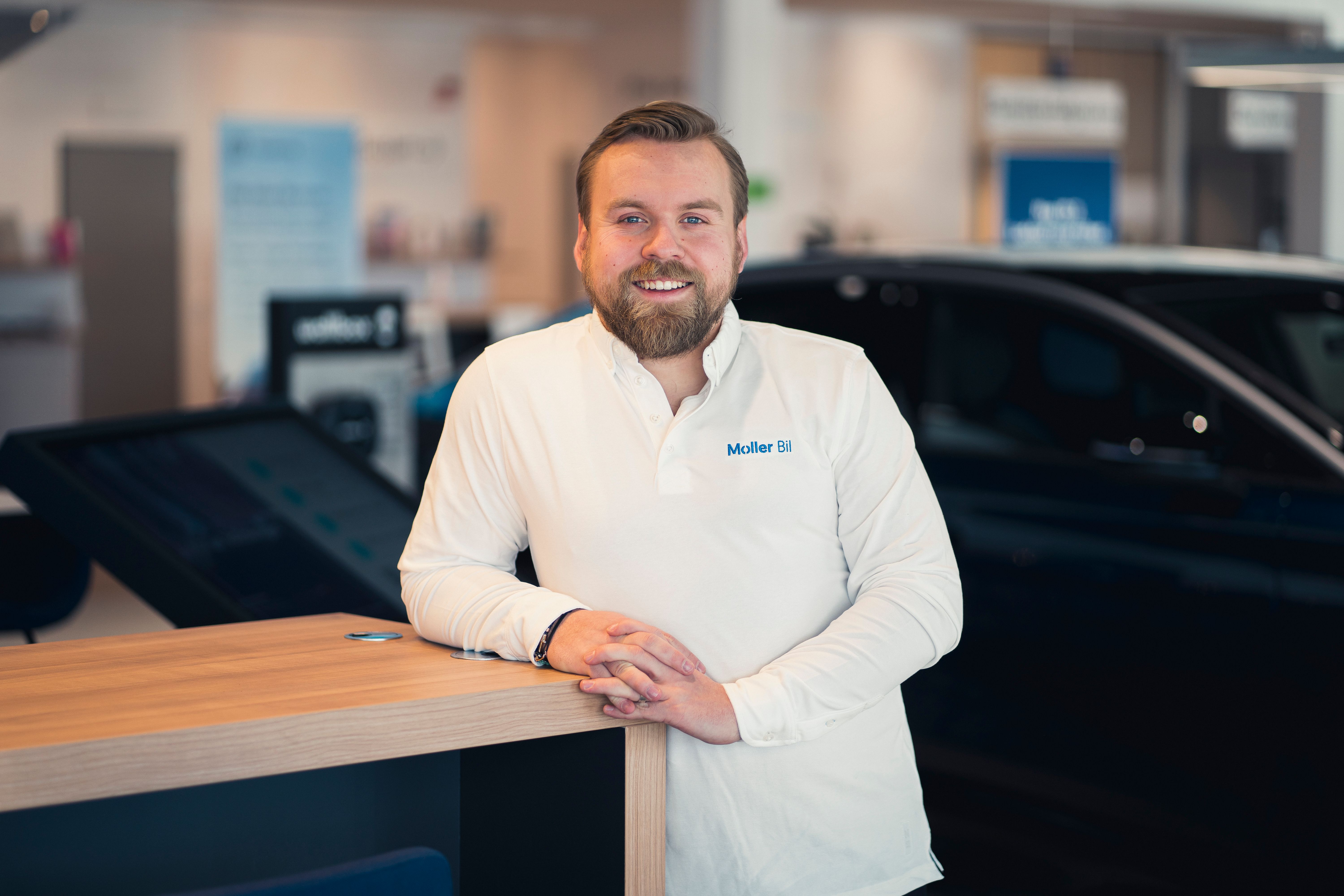 En ansatt i Møller Bil