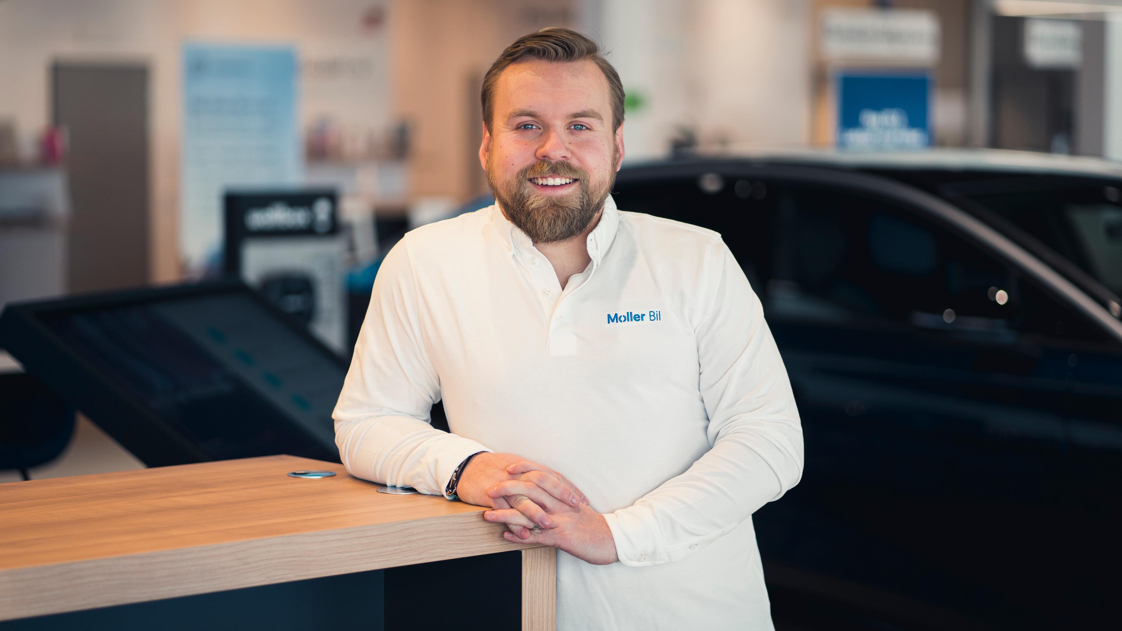 En ansatt i Møller Bil
