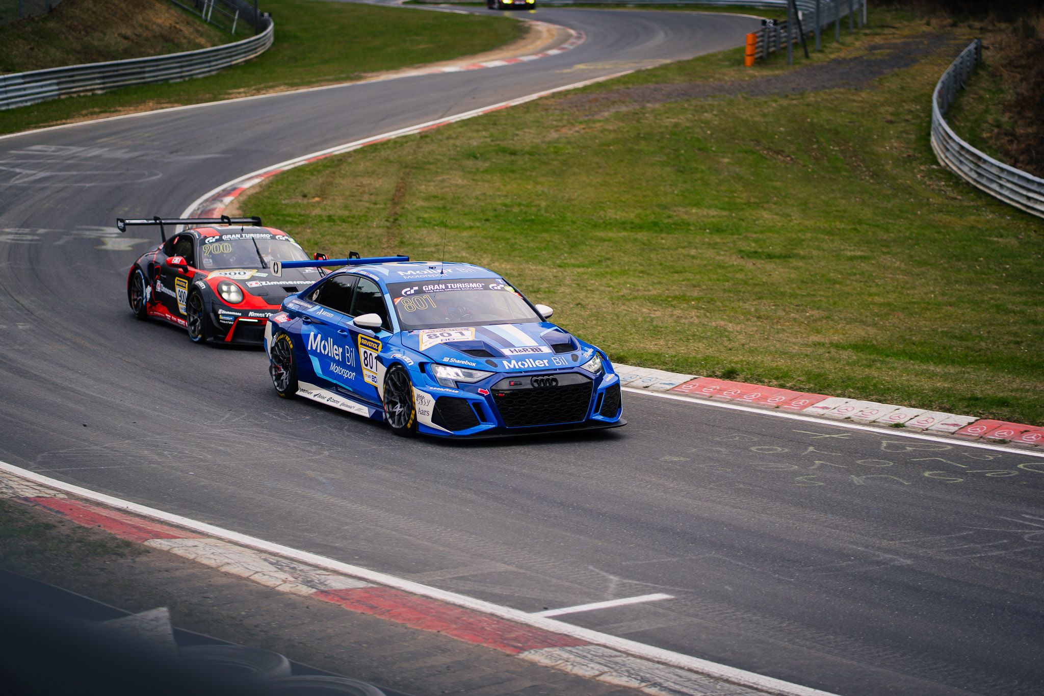 Møller Bils nye Audi RS 3 LMS i full fart på Hatzenbach - et populært sted langs banen.