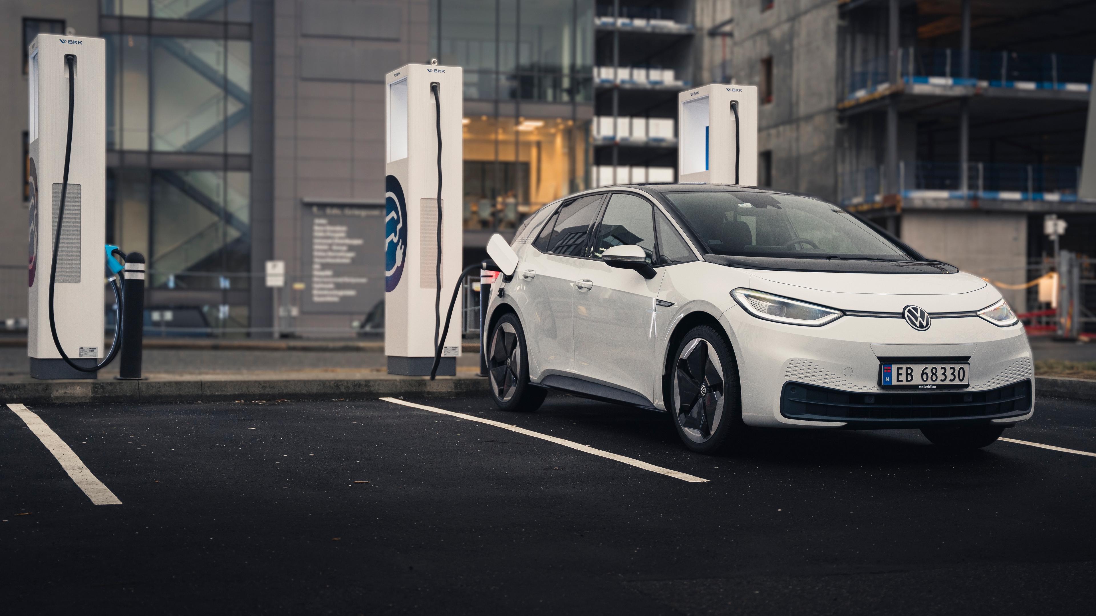 Her lades en elektrisk Volkswagen med hjelp av en hurtiglader.