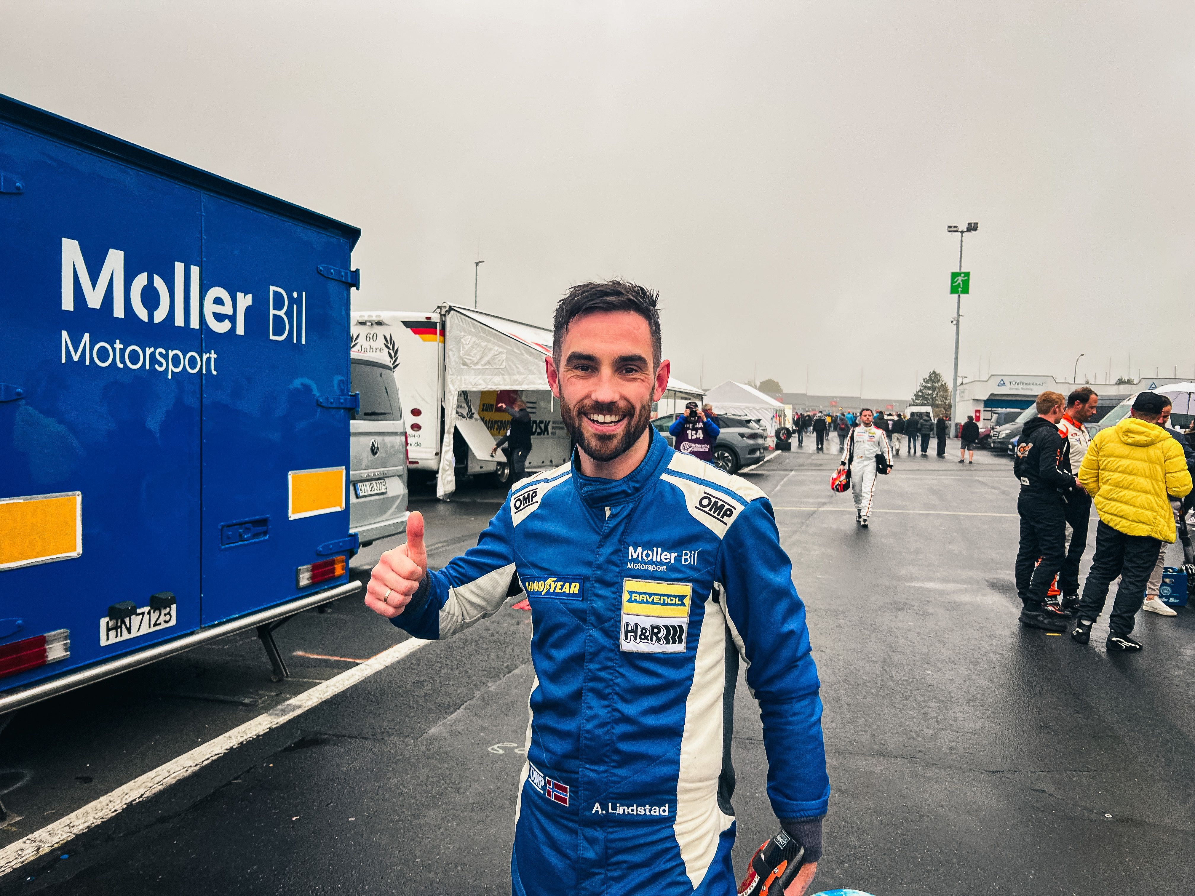 Anders Lindstad som slapp unna krasjen uten skader - i motsetning til teamets Audi.