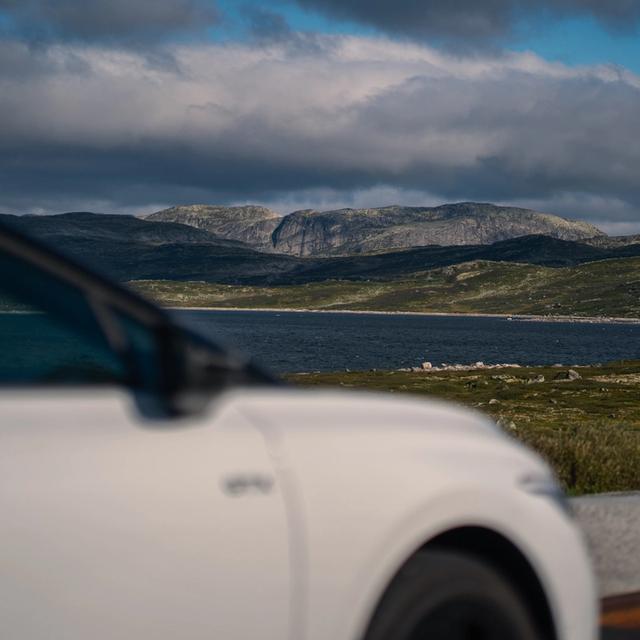 Bil som kjører på veien og landskap