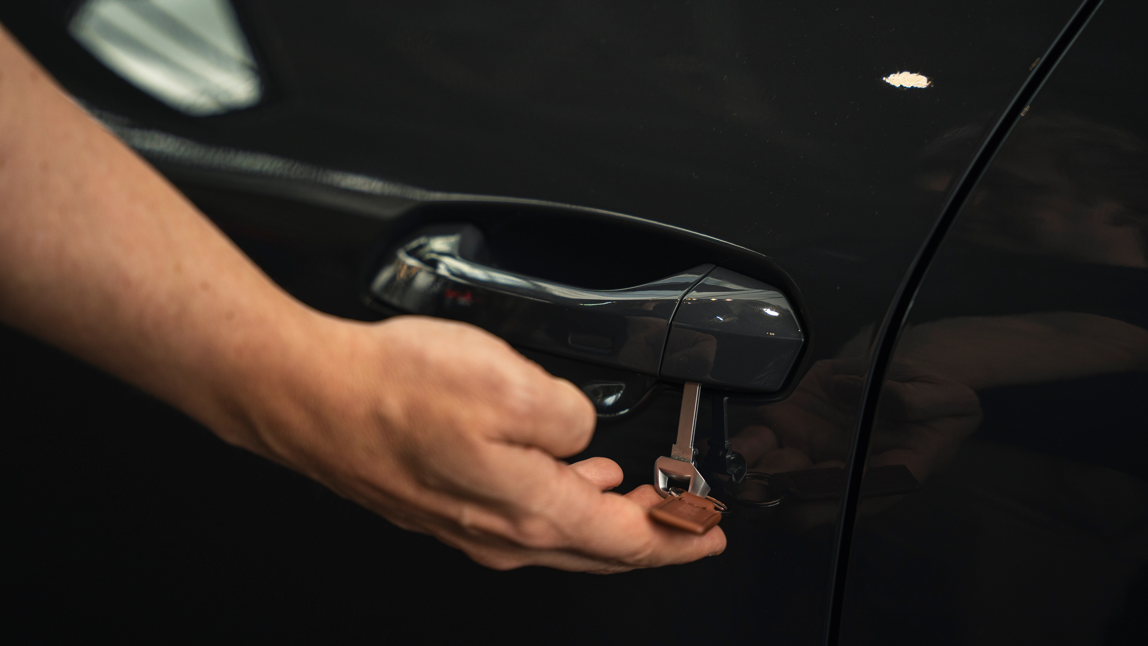 Nøkkelhull under dørhåndtak på førerdøren