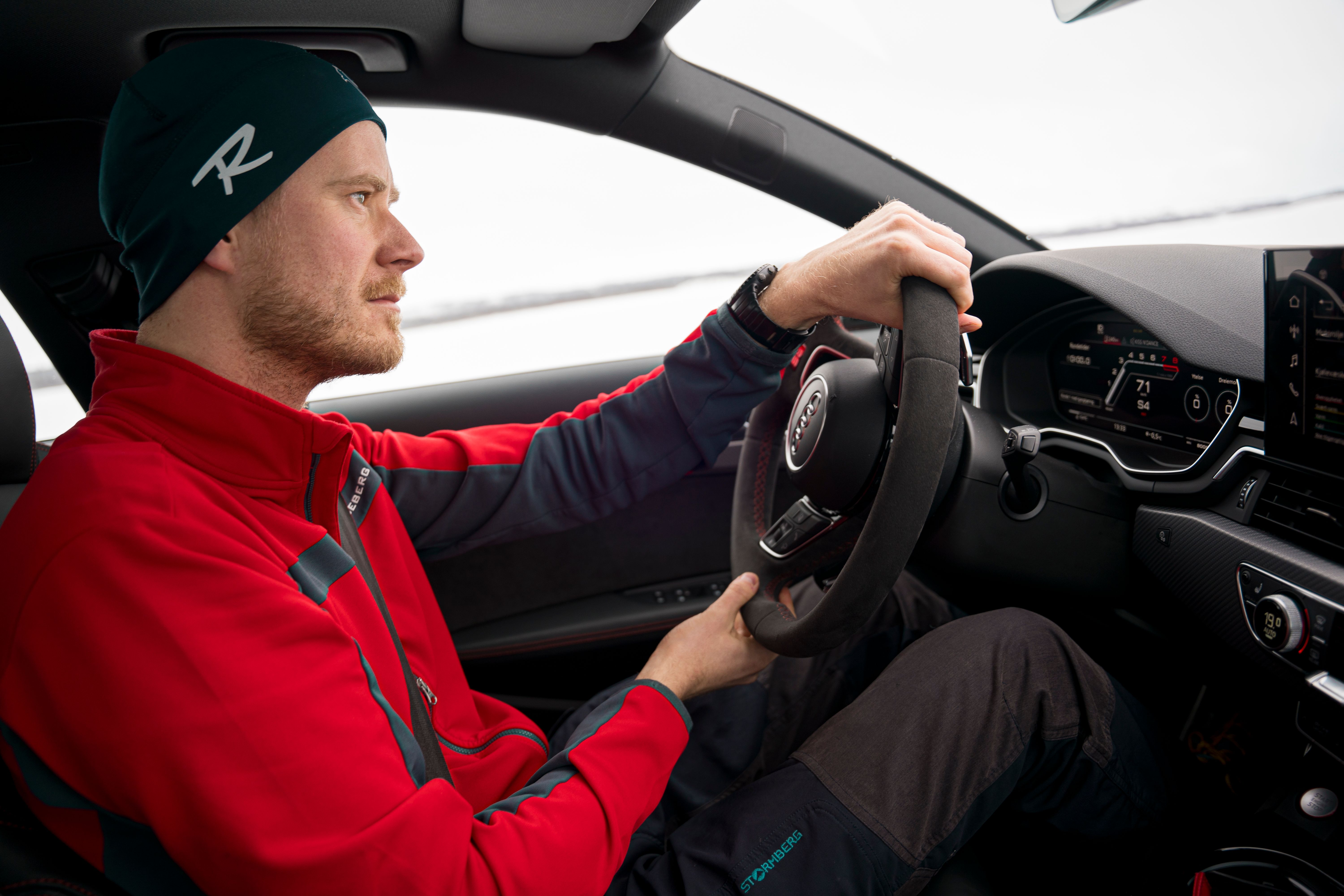 Konsentrert sjåfør.