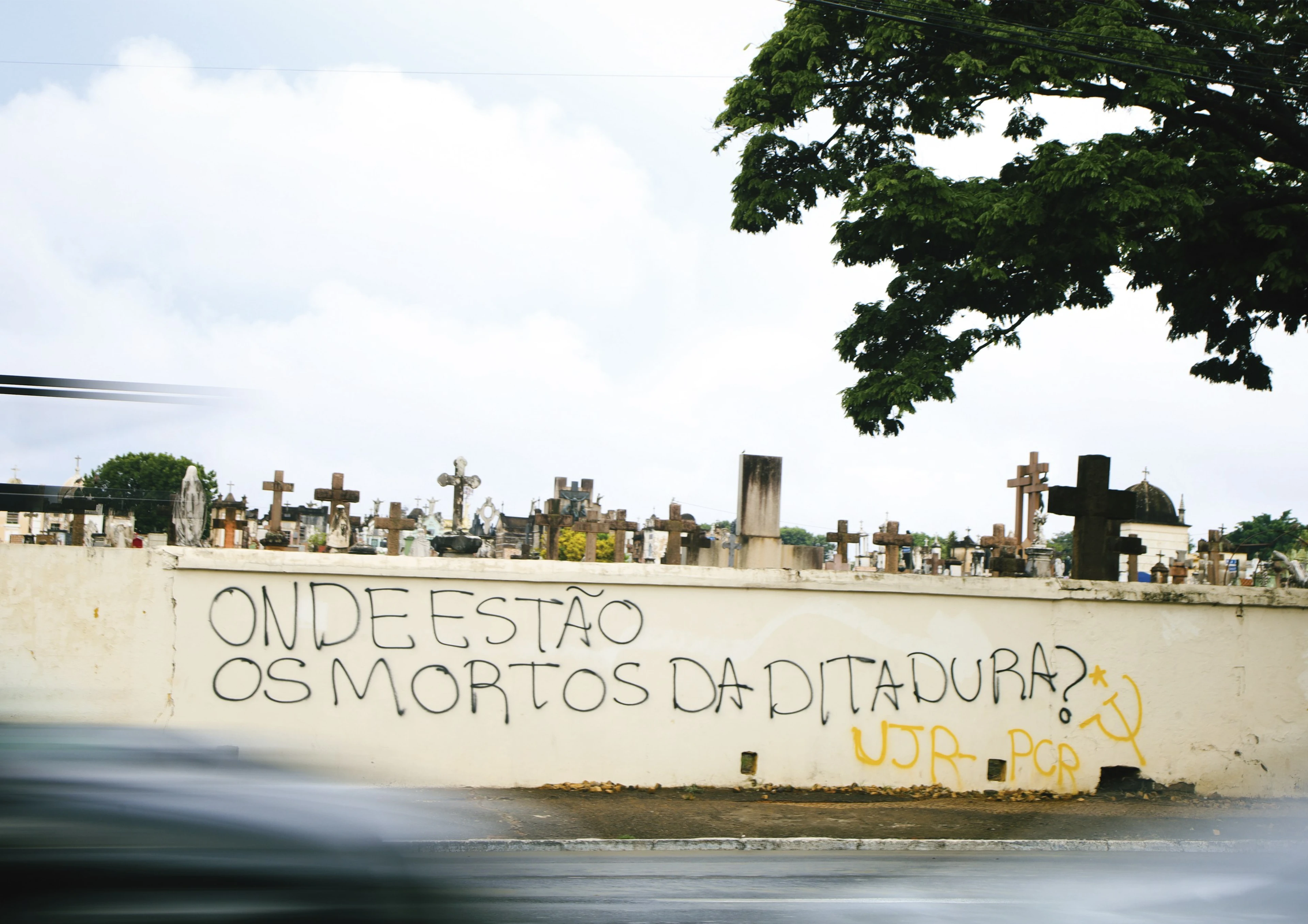 Muro de cemitério com a pichação “Onde estão os mortos da ditadura?”