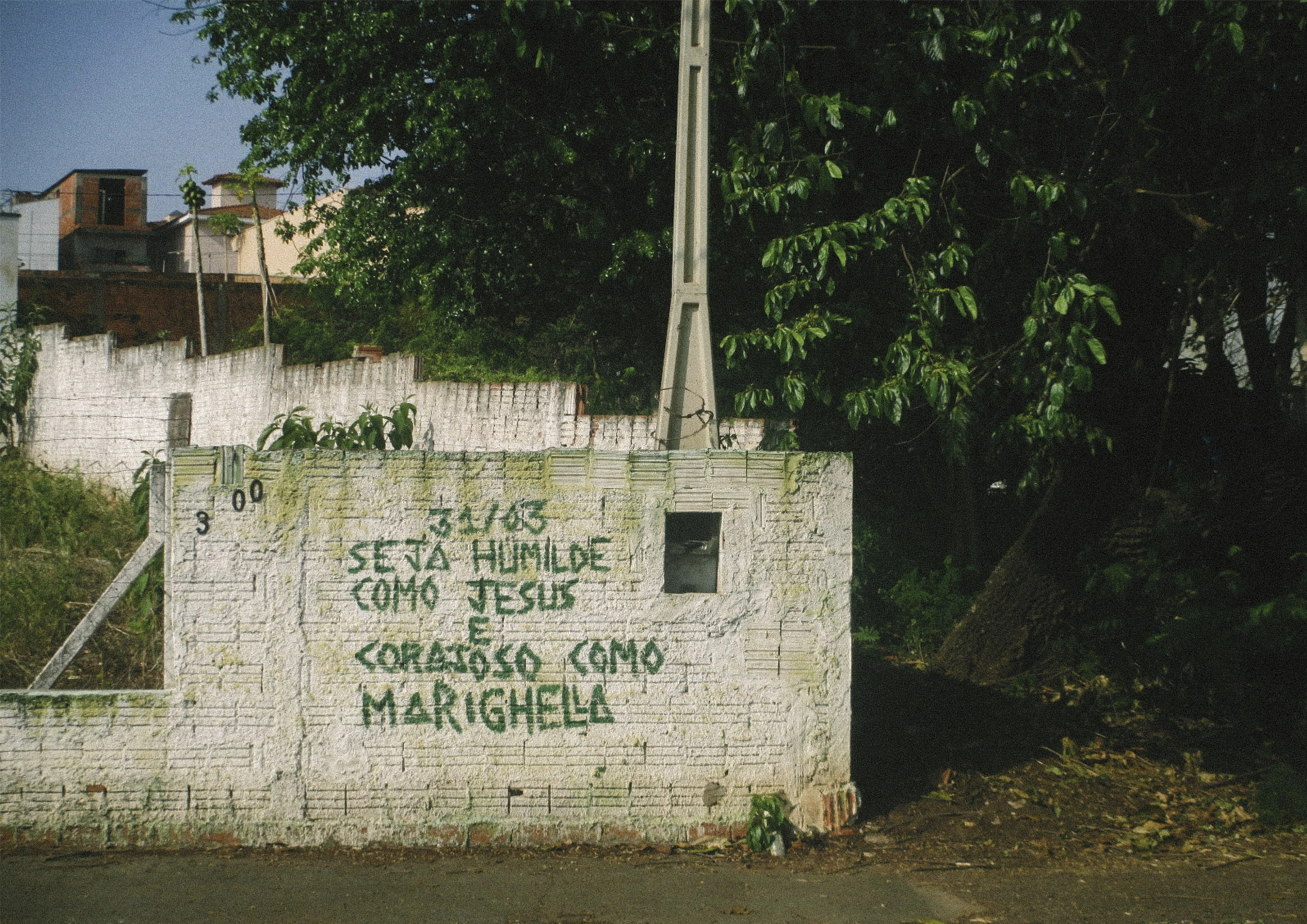 Muro com a frase “Seja humilde como Jesus e corajoso como Marighella”