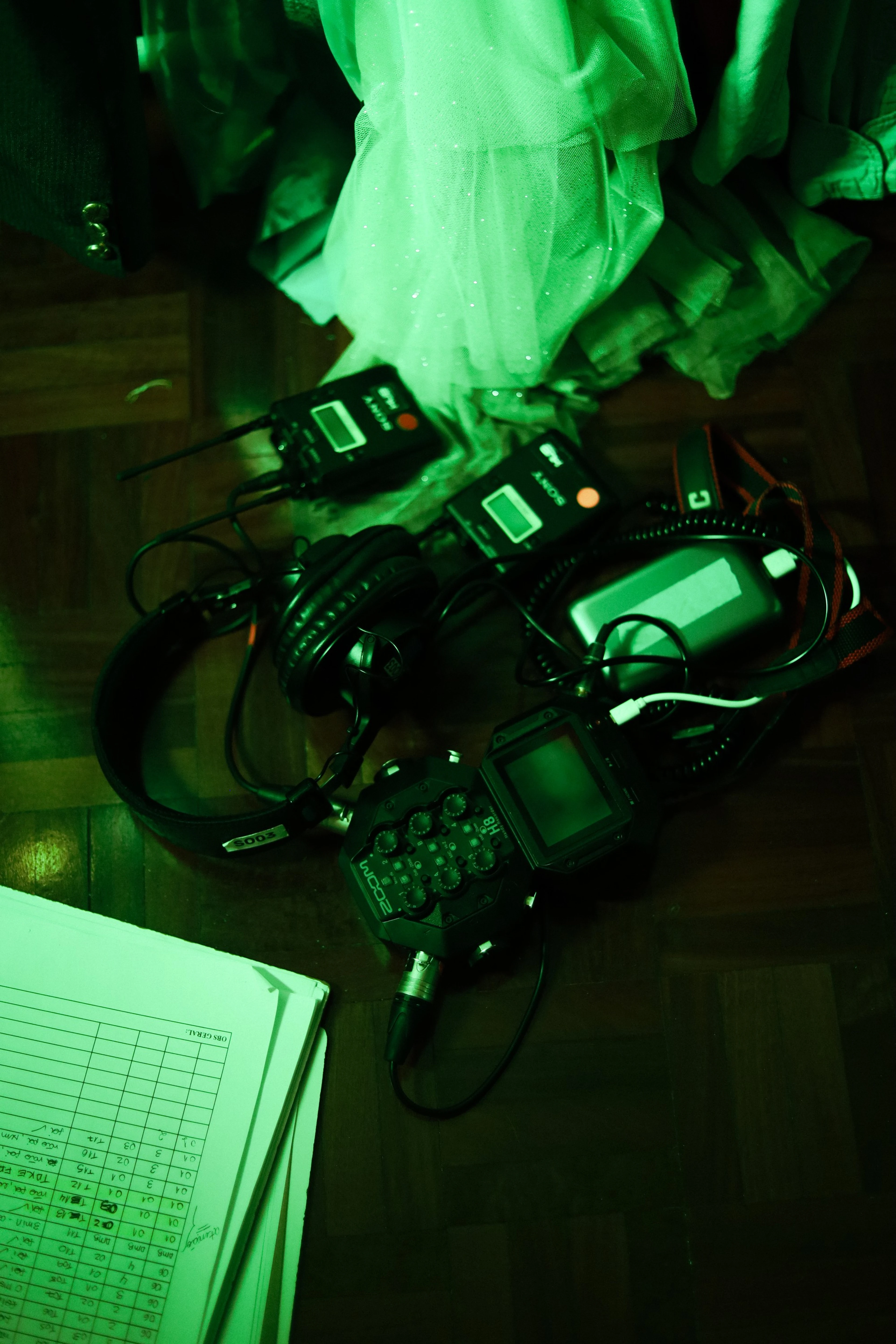 Câmera de cinema sob luz verde durante uma filmagem