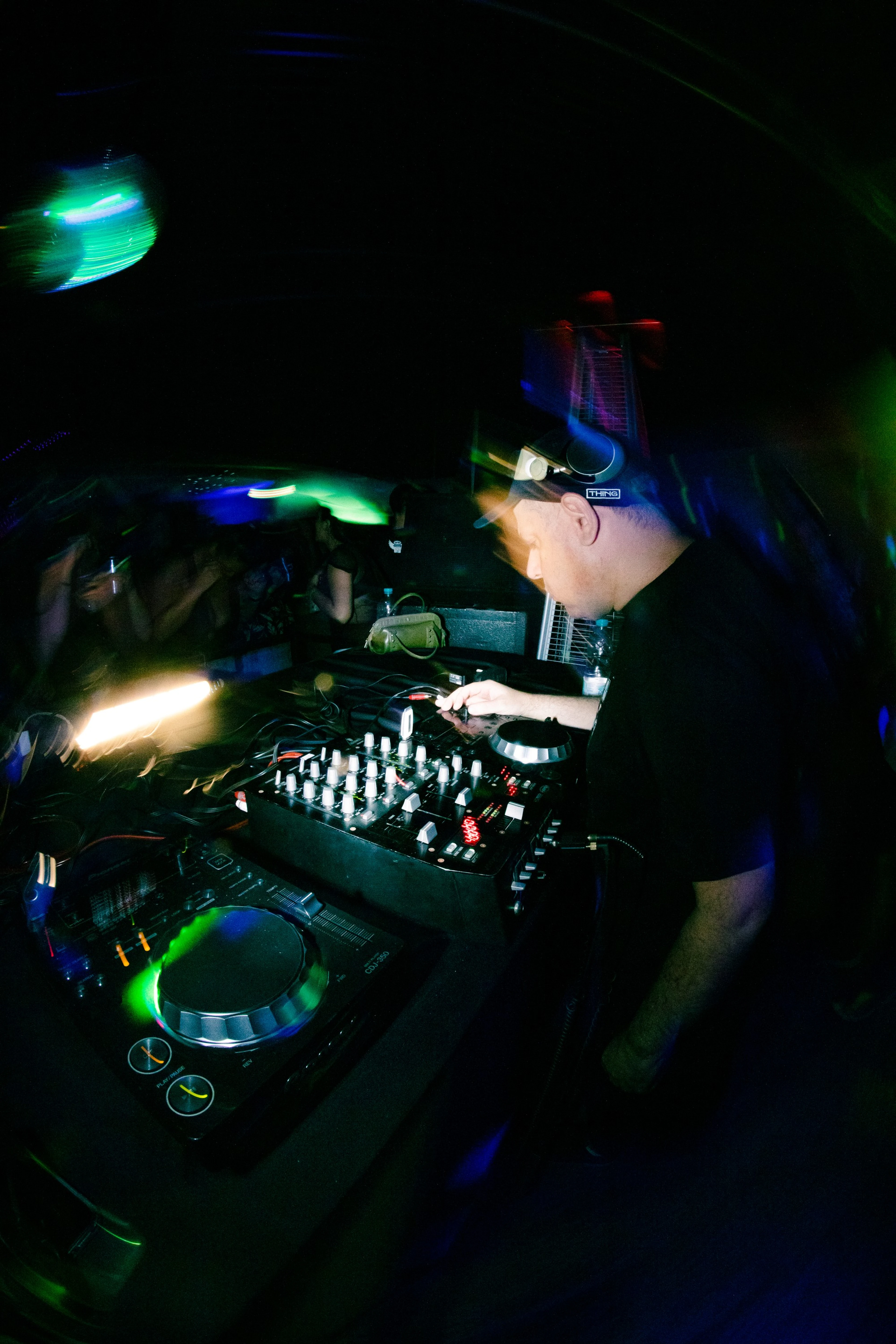 DJ mixando, vista de cima com lente olho de peixe e luzes em movimento