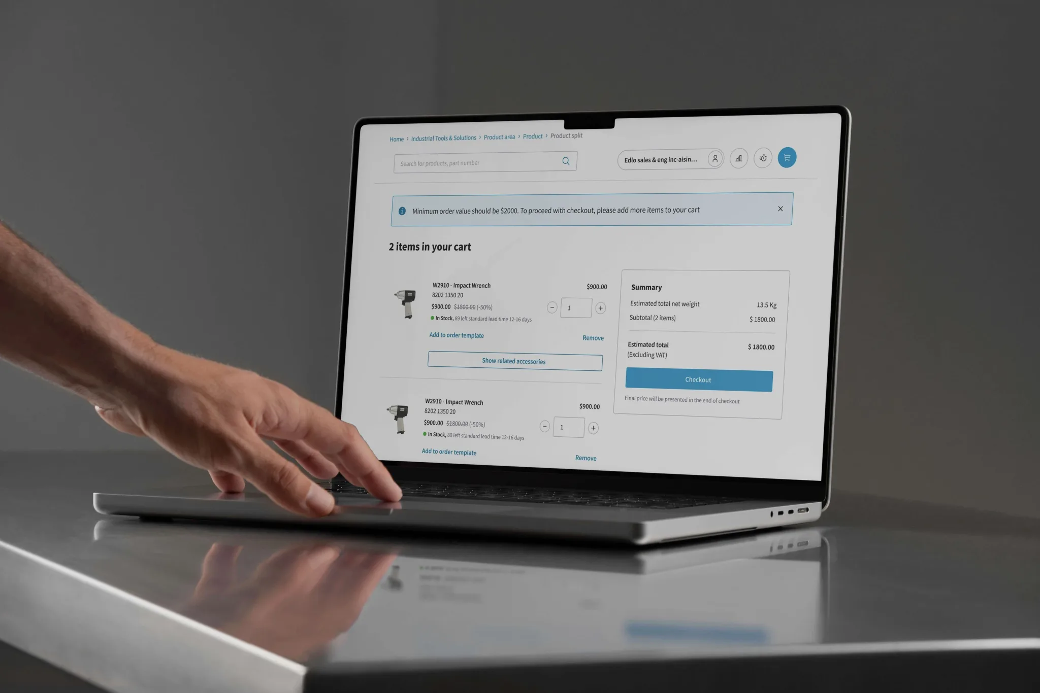 En hand som rör vid en laptop medan skärmen visar ett användargränssnitt