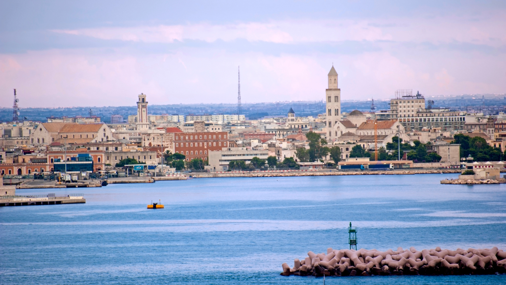 Vue sur la ville de Bari depuis la mer