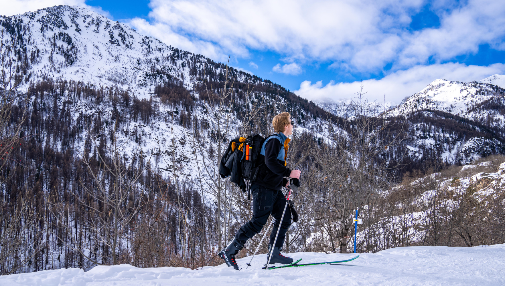 Benjamin en ski de randonnée devant la montagne