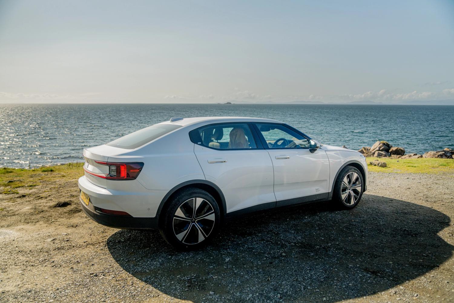 Voiture électrique blanche