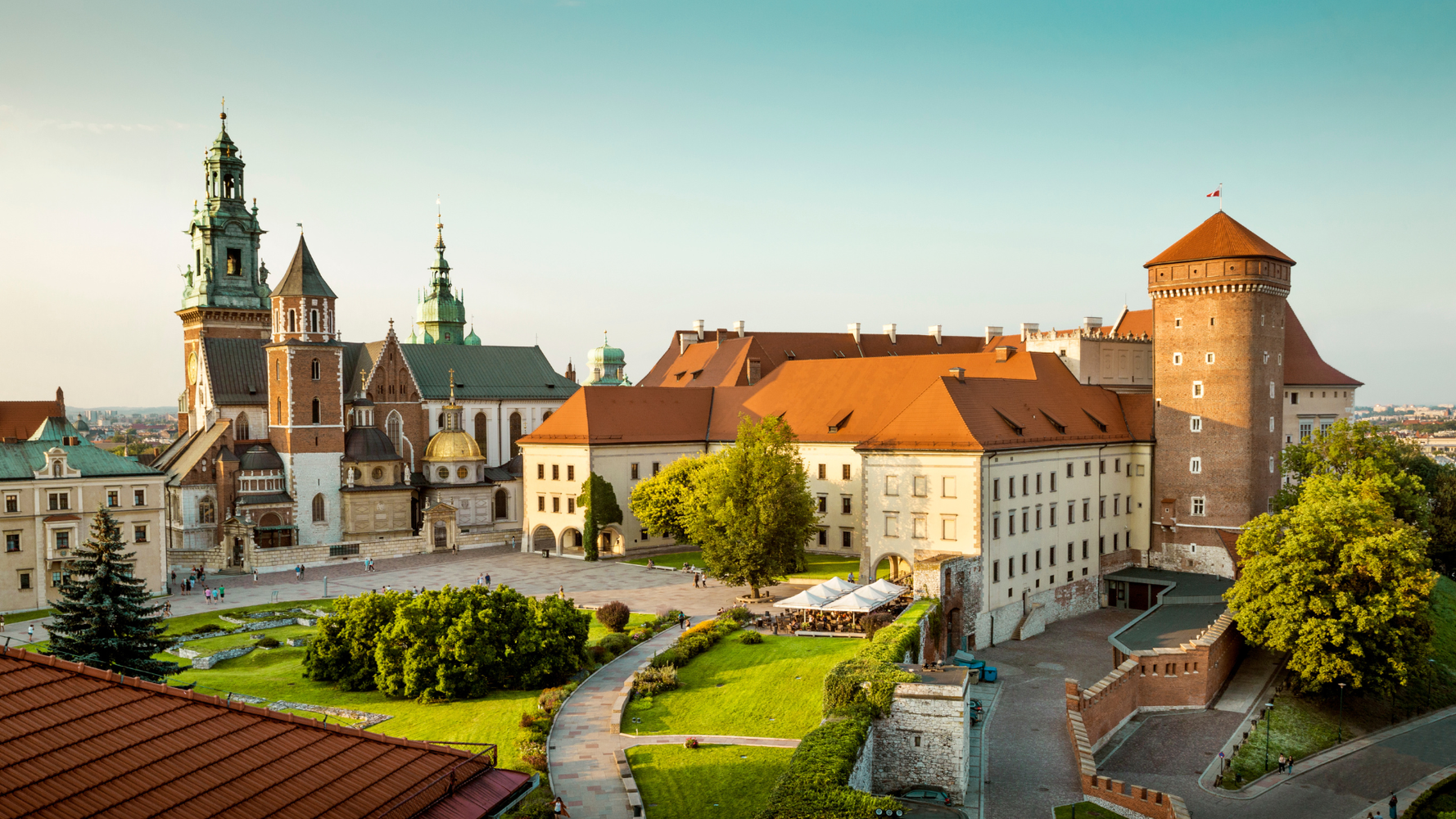 Que ce soit pour ses jardins, ses salles historiques ou sa cathédrale, le château du Wawel (un vrai symbole national) vaut le détour !