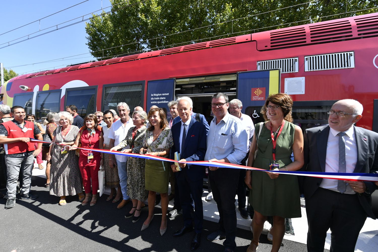 Inauguration devant un train