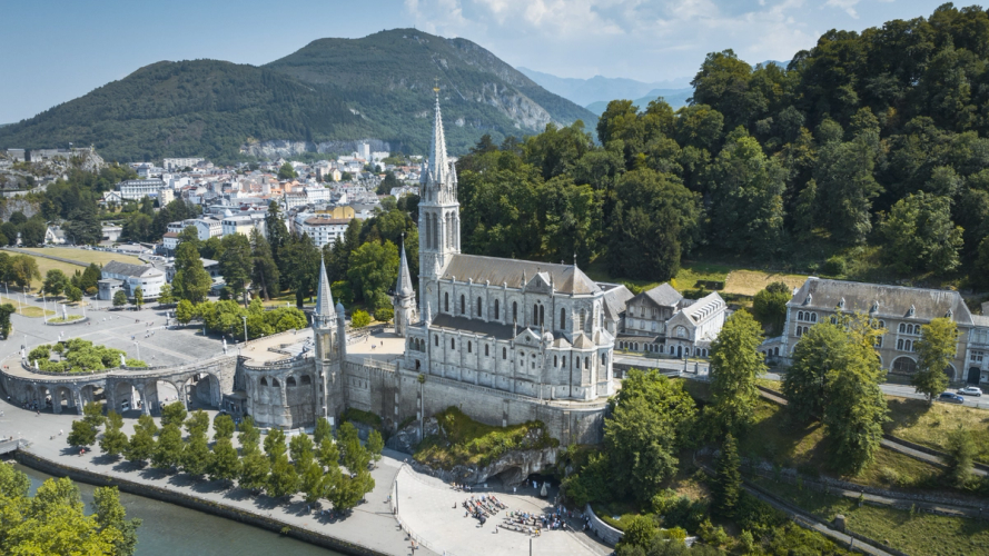 Que faire à Lourdes en un week-end : entre culture, nature et sport dans les Hautes-Pyrénées