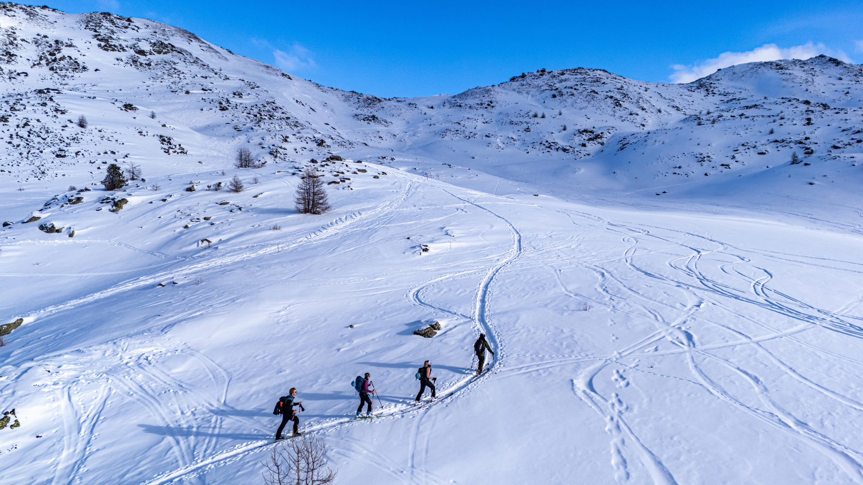 Groupe de personnes en ski de rando vu d'en haut