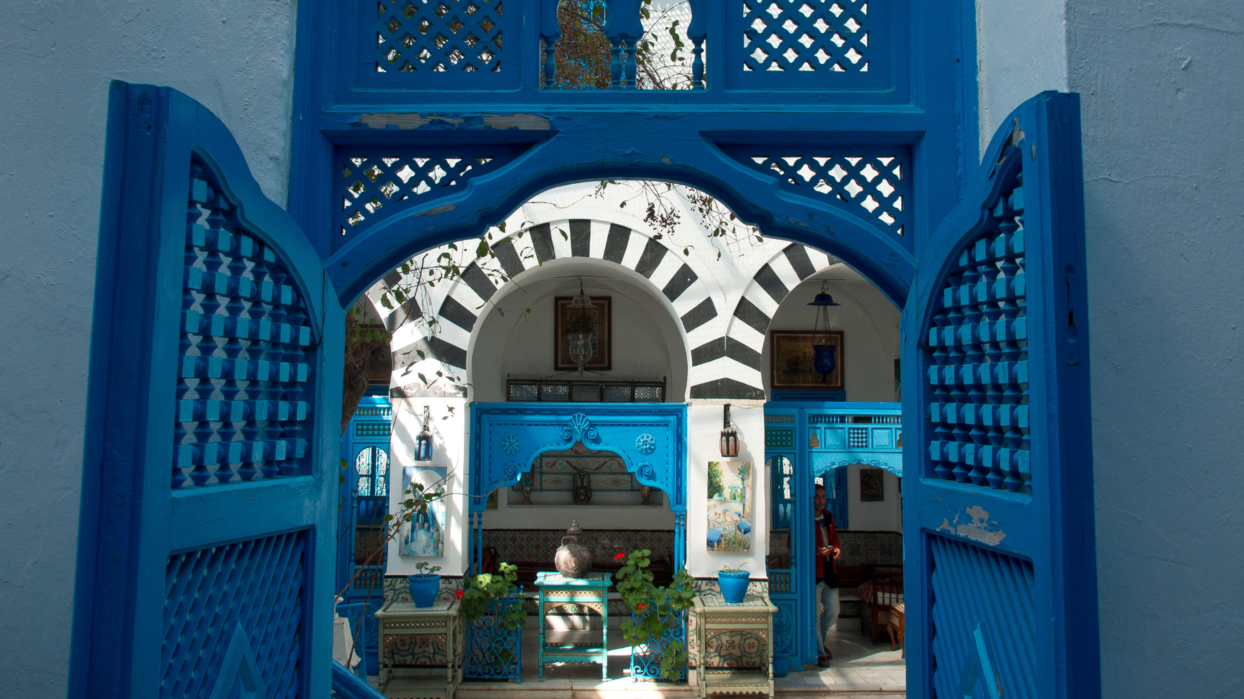 Ruelle bleue et blanche à Tunis