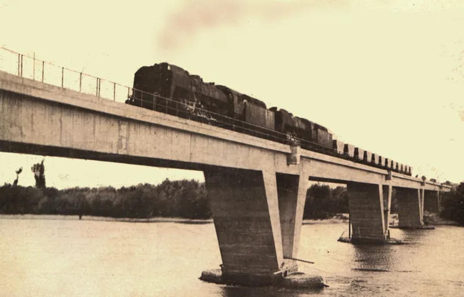 Vieille photo d'un train sur un pont au dessus du Rhône