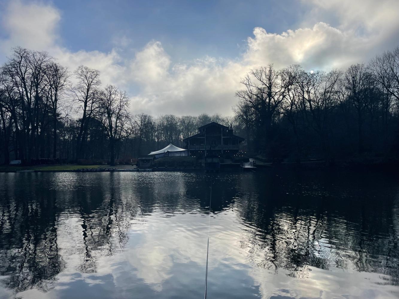 Le lac du Bois de la Cambre avec le Chalet Robinson perché sur l'eau