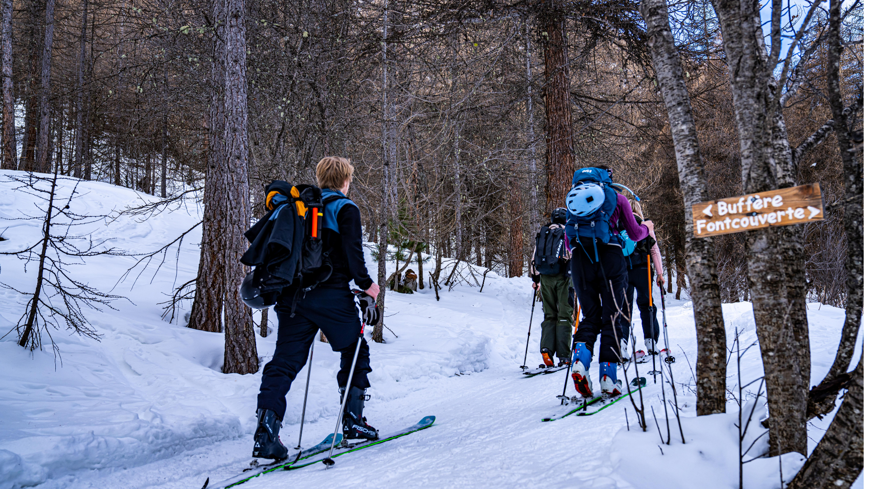 Groupe en ski de randonnée dans la montagne