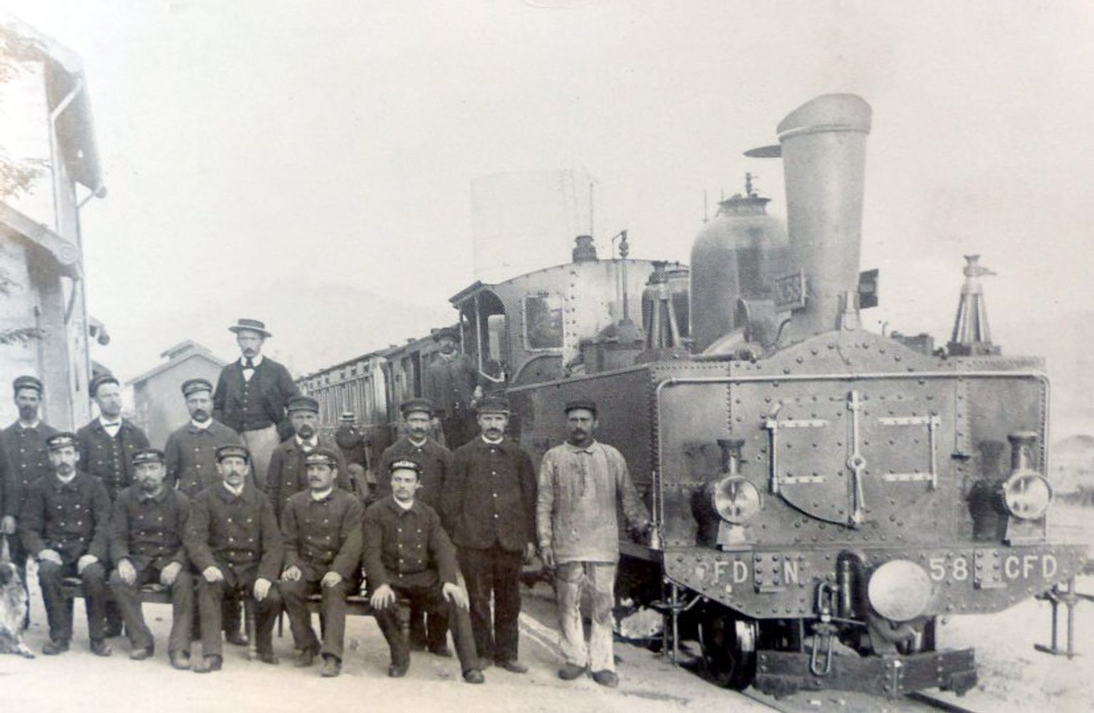 Vieille photo en noire et blanc du train Mastrou avec l'équipe ferroviaire