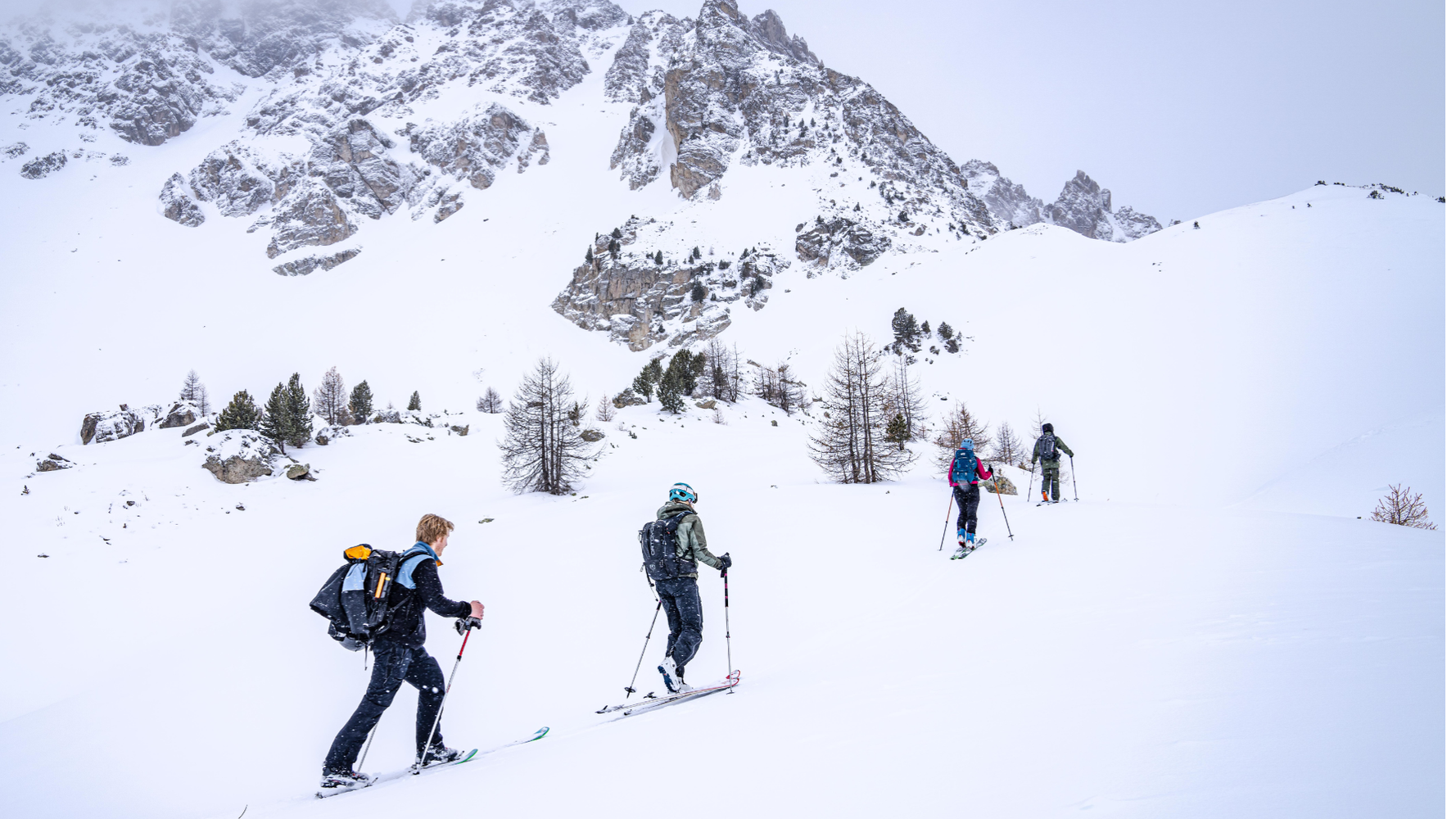 Groupe en ski de randonnée dans la neige