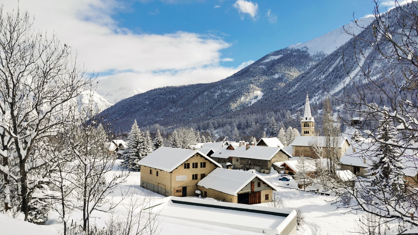 Maisons devant la montagne