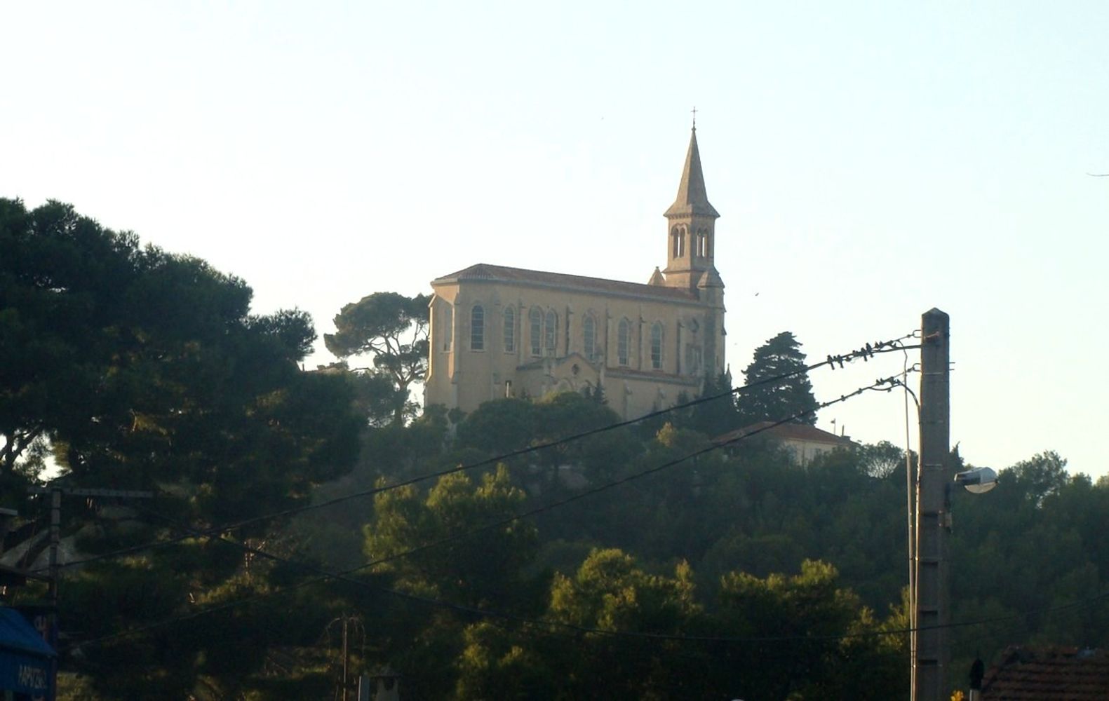 La Chapelle perchée en haut de la colline