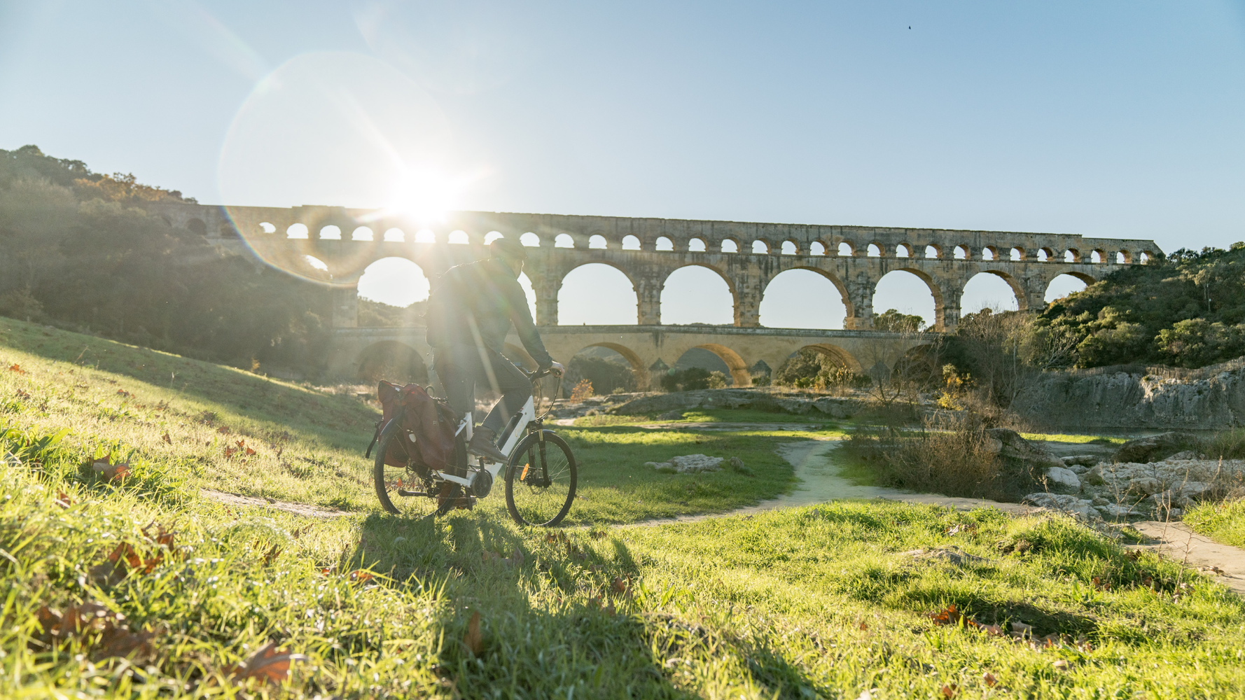 Cycliste devant le Pont du Gard