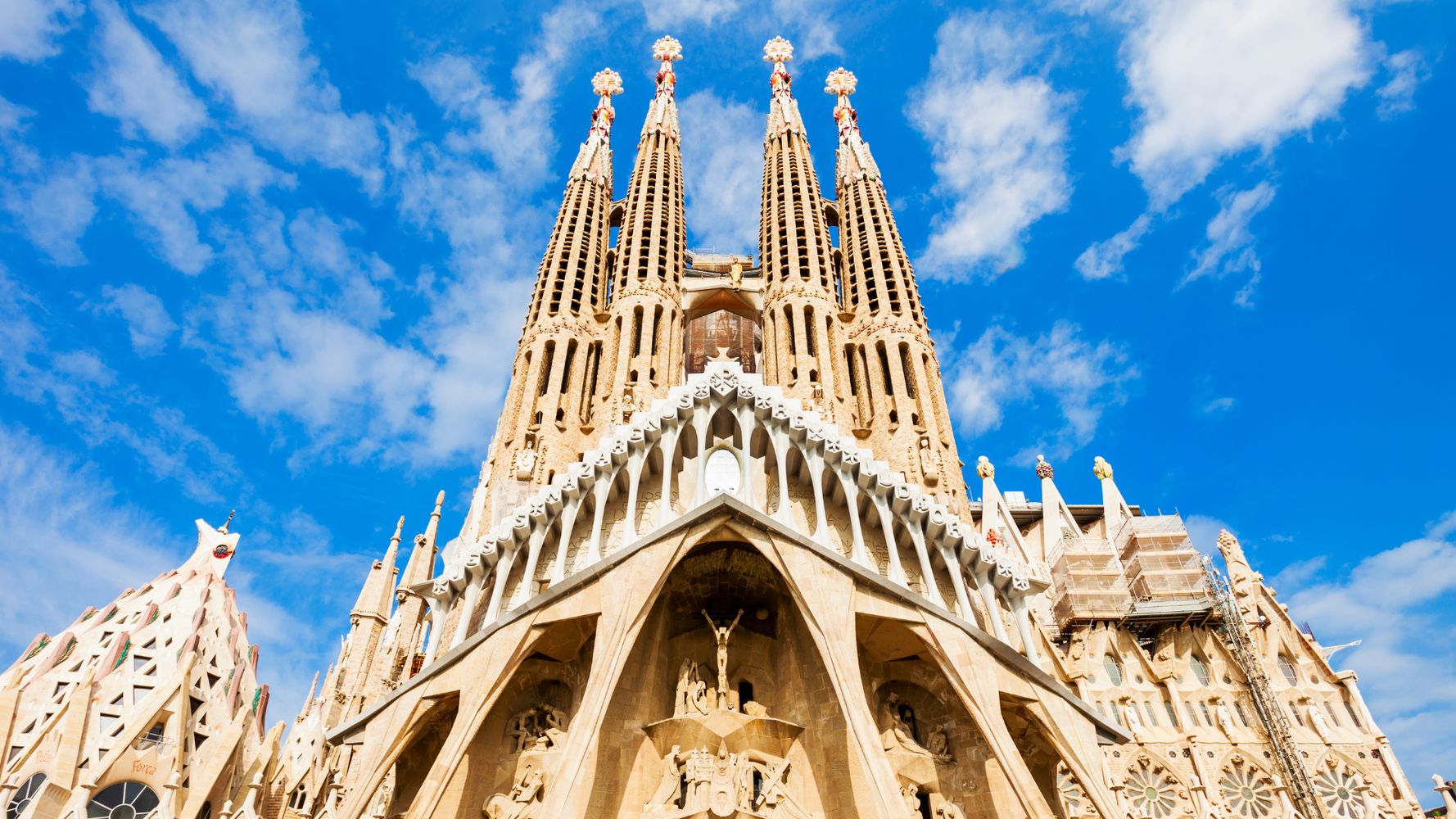 La Sagrada Familia en contre-plongée, à Barcelone