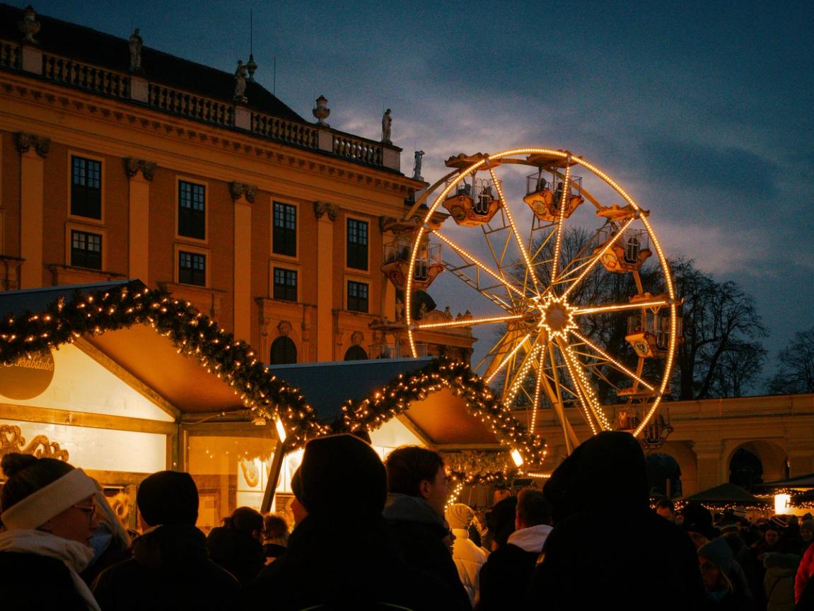 Les plus beaux marchés de Noël d'Europe en train de nuit — photo 1